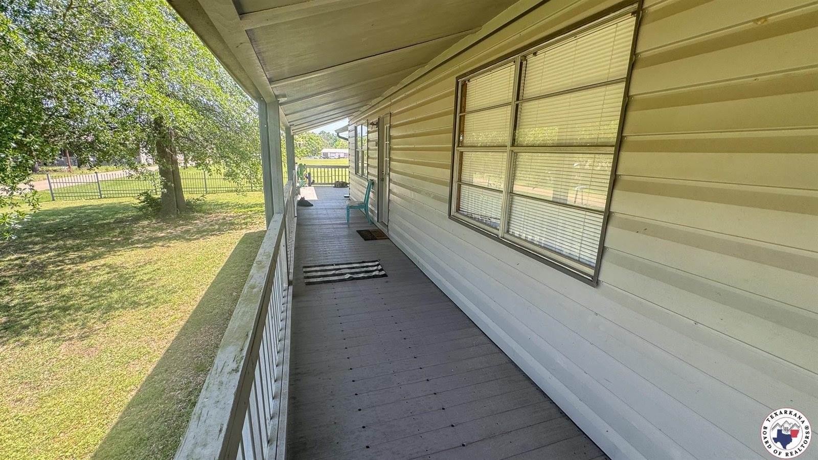 305,307 & 307A Georgia St, Queen City, TX 75572