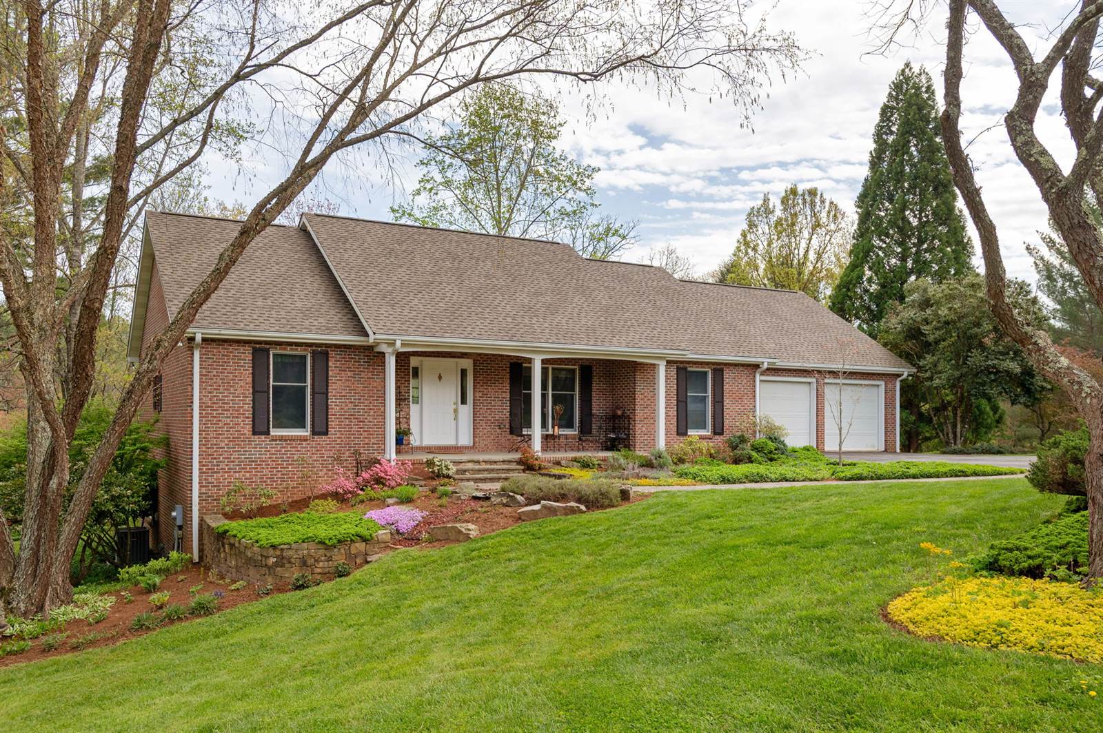 1420 Patriots Drive, Hendersonville, NC 28739