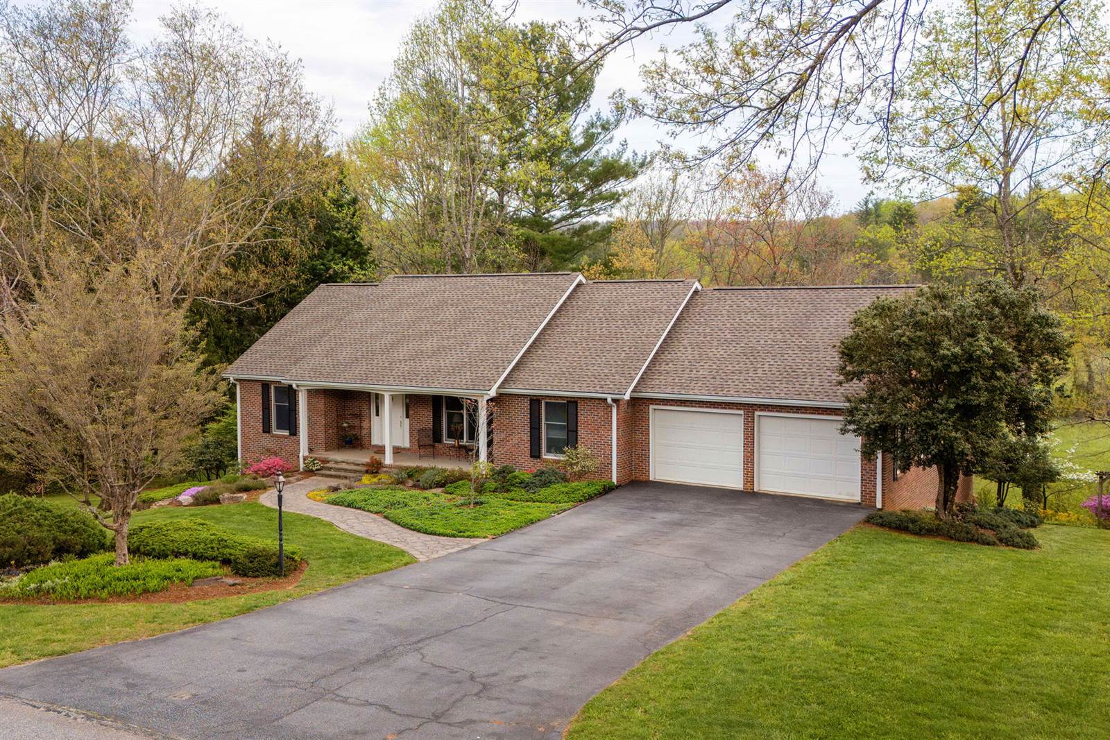 1420 Patriots Drive, Hendersonville, NC 28739