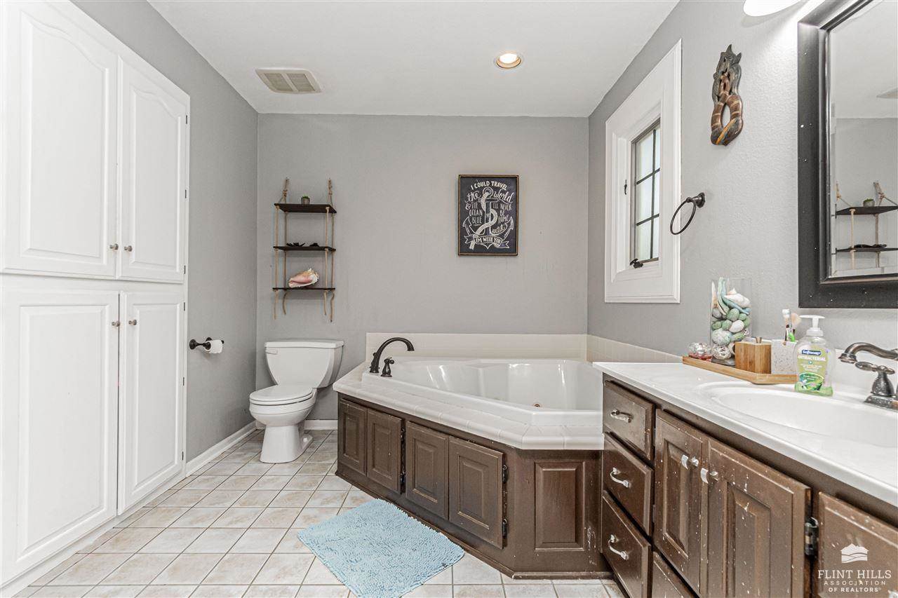 2505 Meadowood Drive, Manhattan, KS 66502