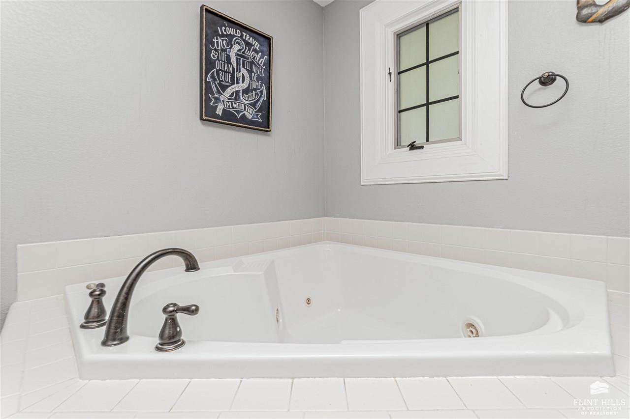 2505 Meadowood Drive, Manhattan, KS 66502