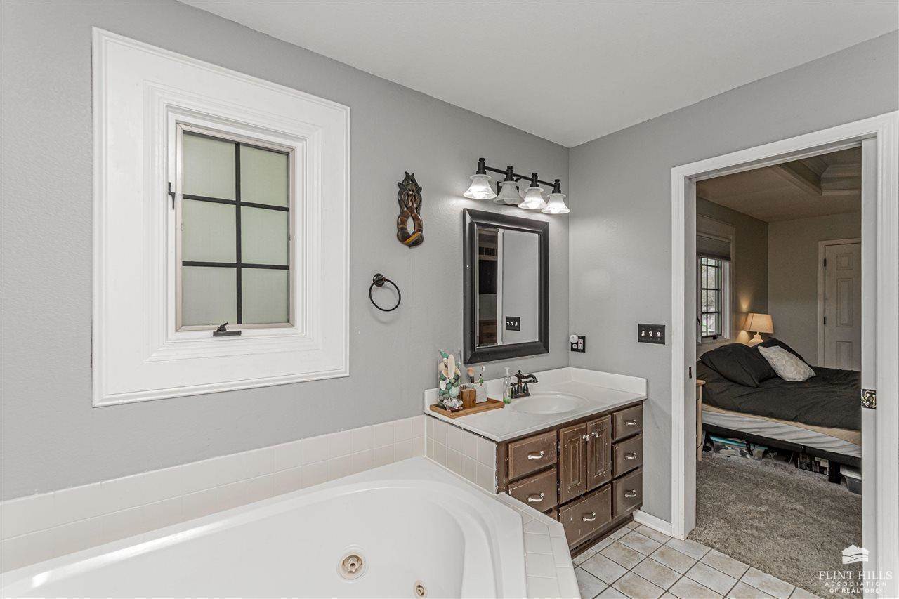 2505 Meadowood Drive, Manhattan, KS 66502