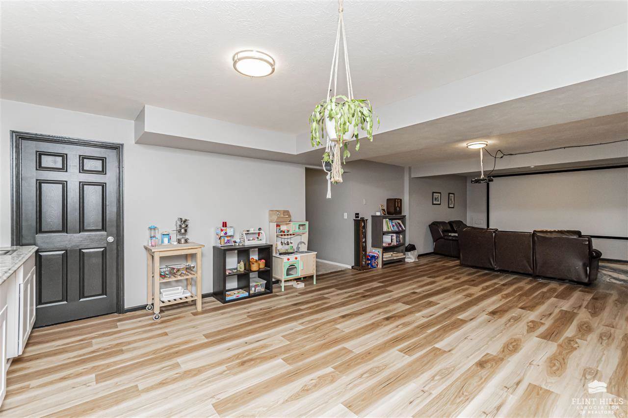 2505 Meadowood Drive, Manhattan, KS 66502