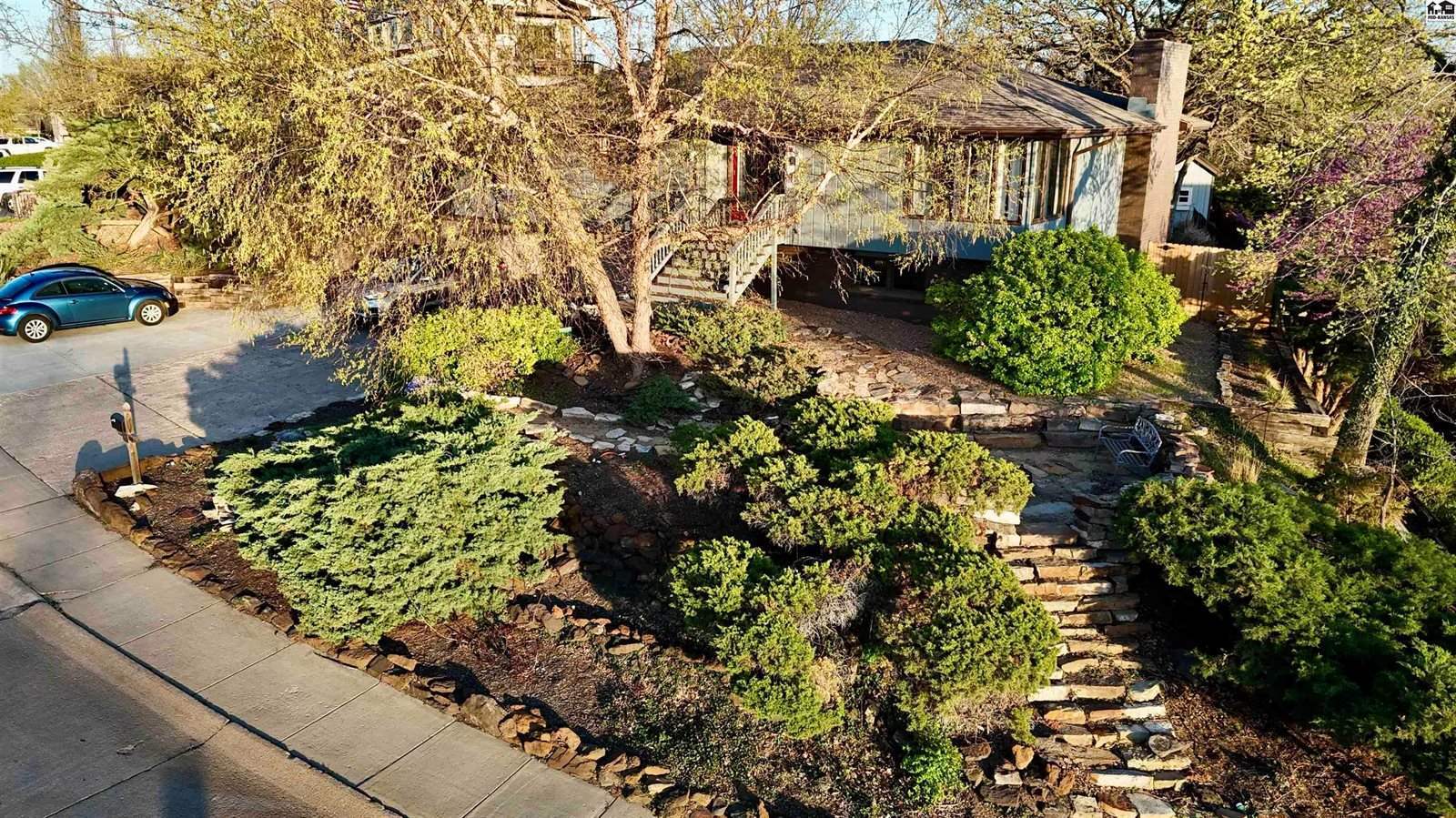 1926 Starlight Dr, Salina, KS 67401