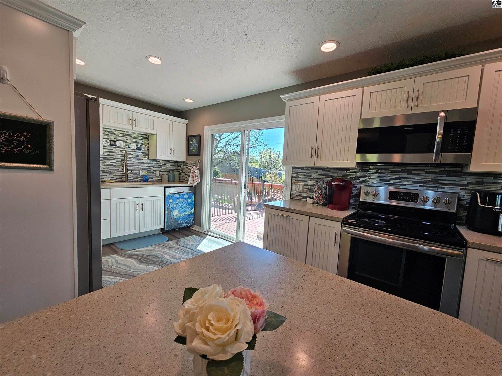 1926 Starlight Dr, Salina, KS 67401