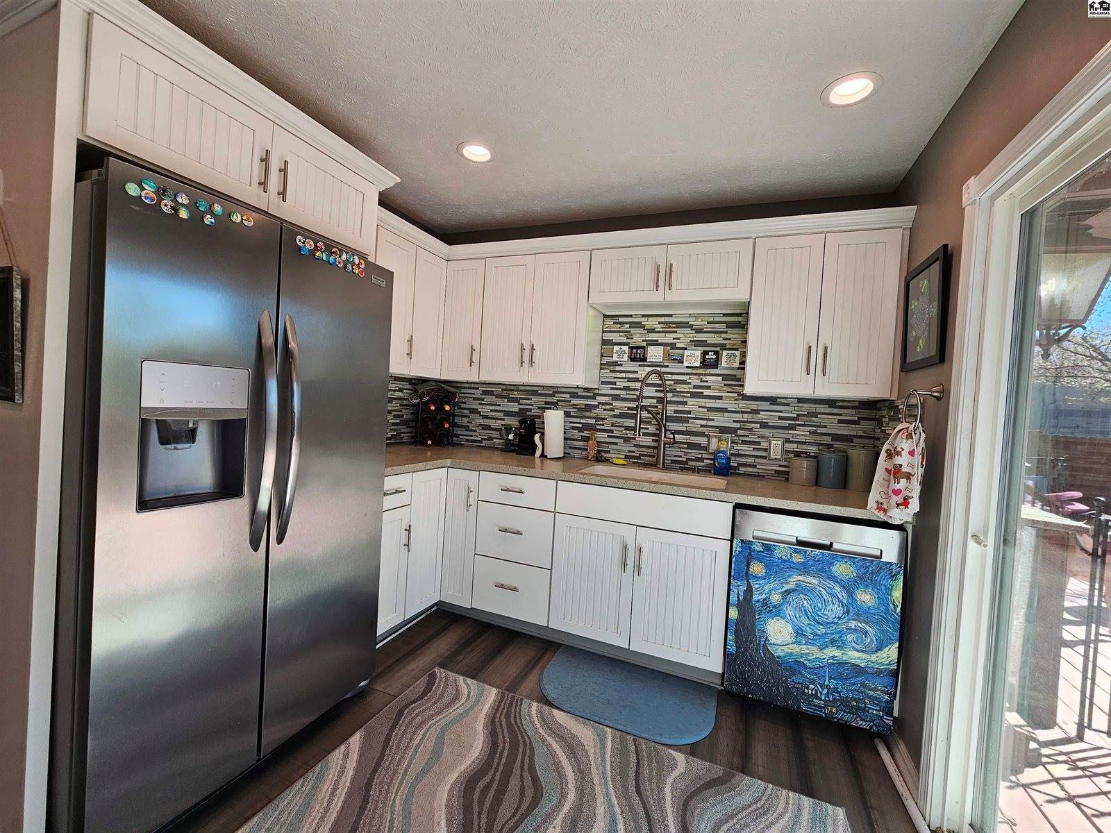 1926 Starlight Dr, Salina, KS 67401