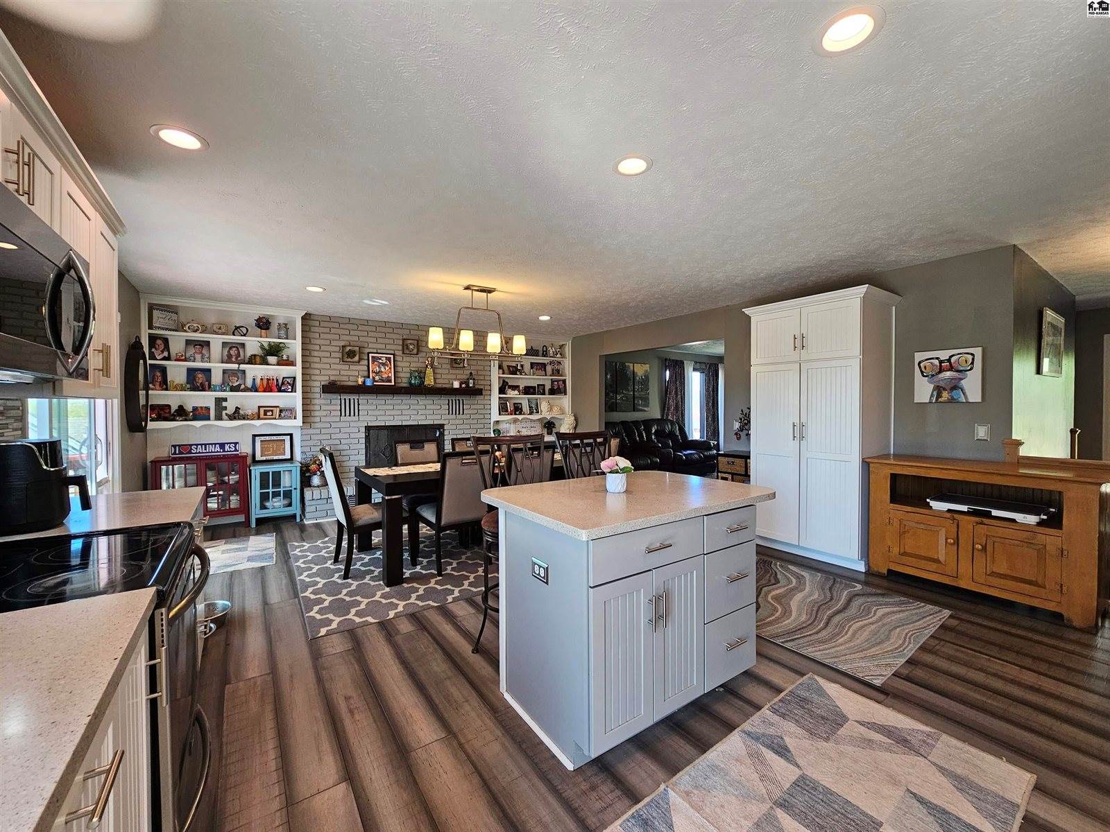 1926 Starlight Dr, Salina, KS 67401