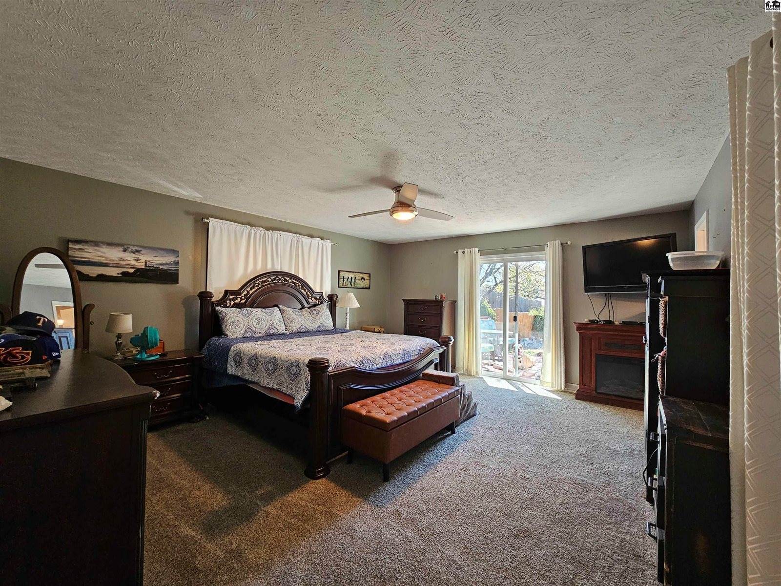 1926 Starlight Dr, Salina, KS 67401