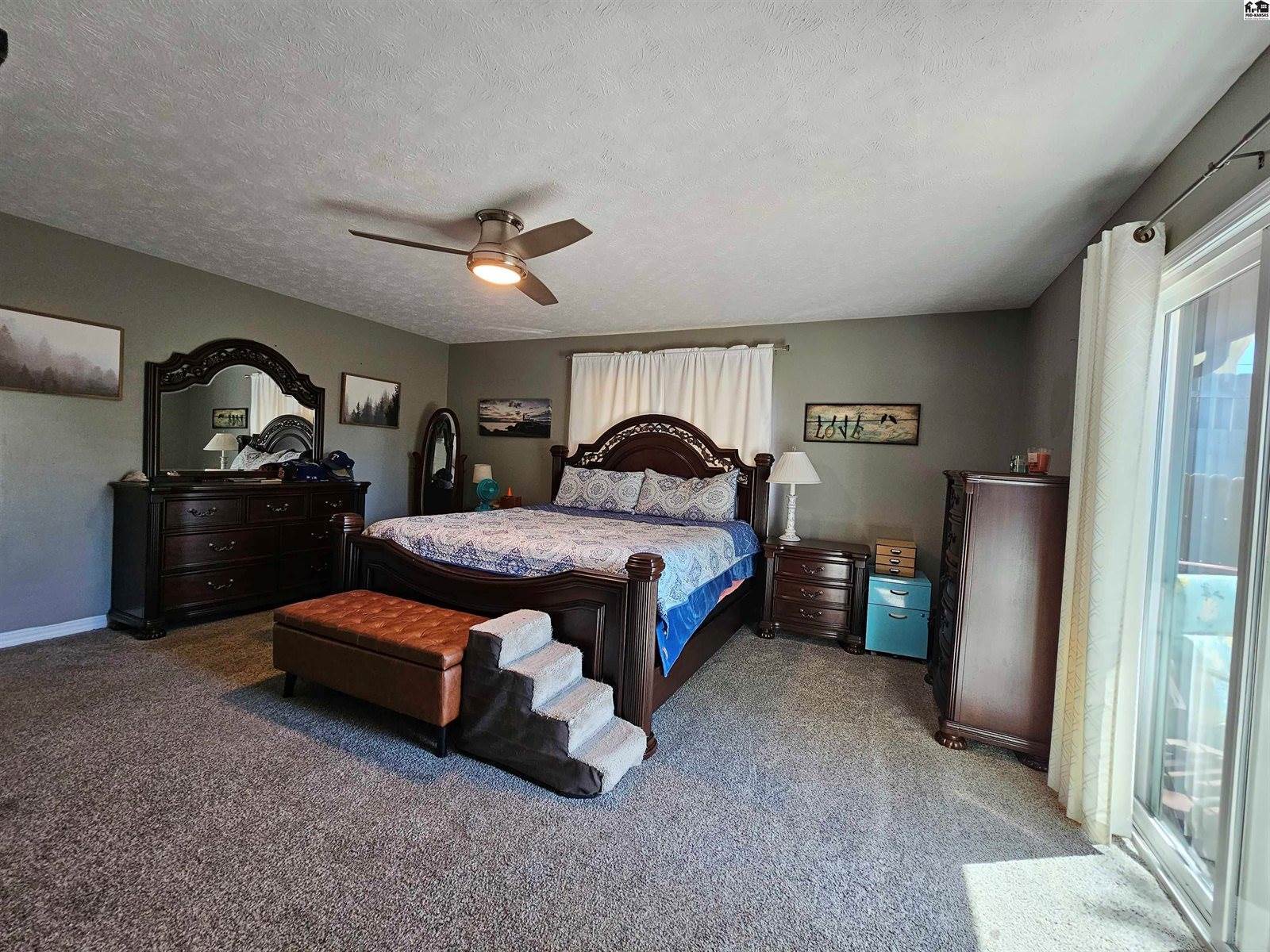 1926 Starlight Dr, Salina, KS 67401