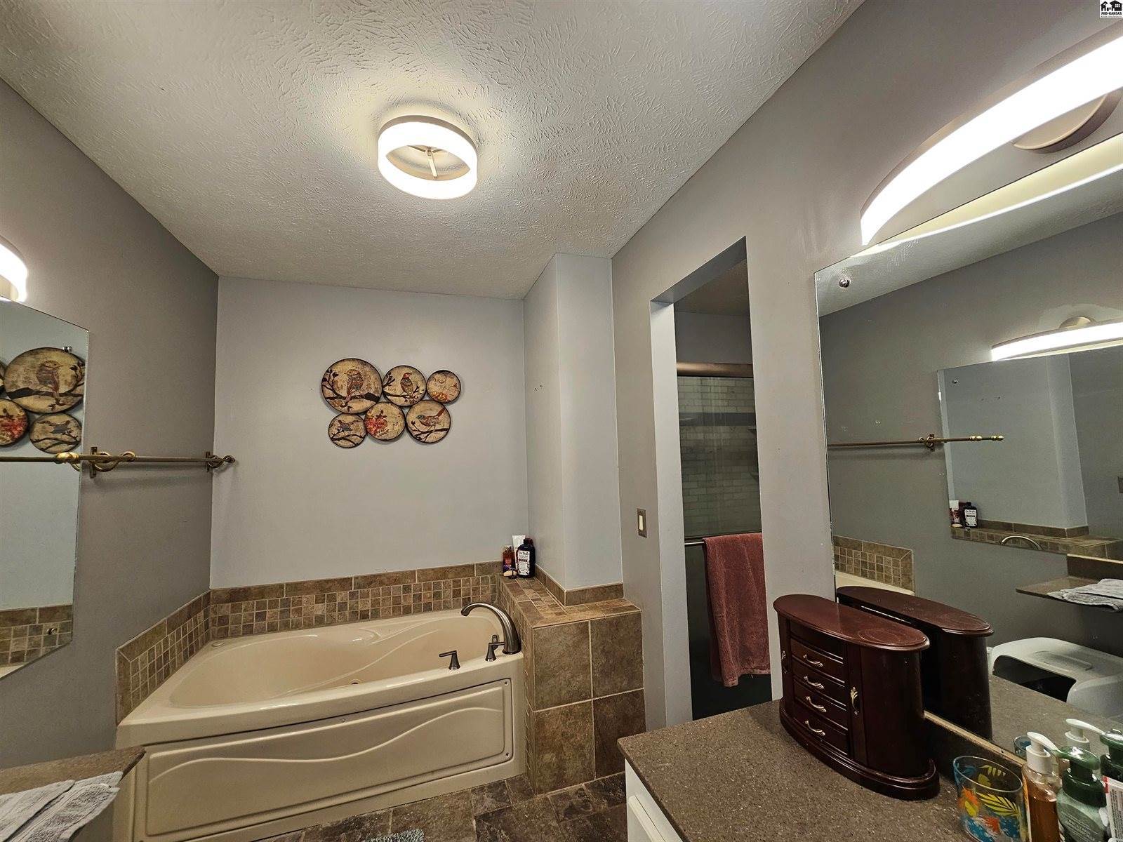 1926 Starlight Dr, Salina, KS 67401