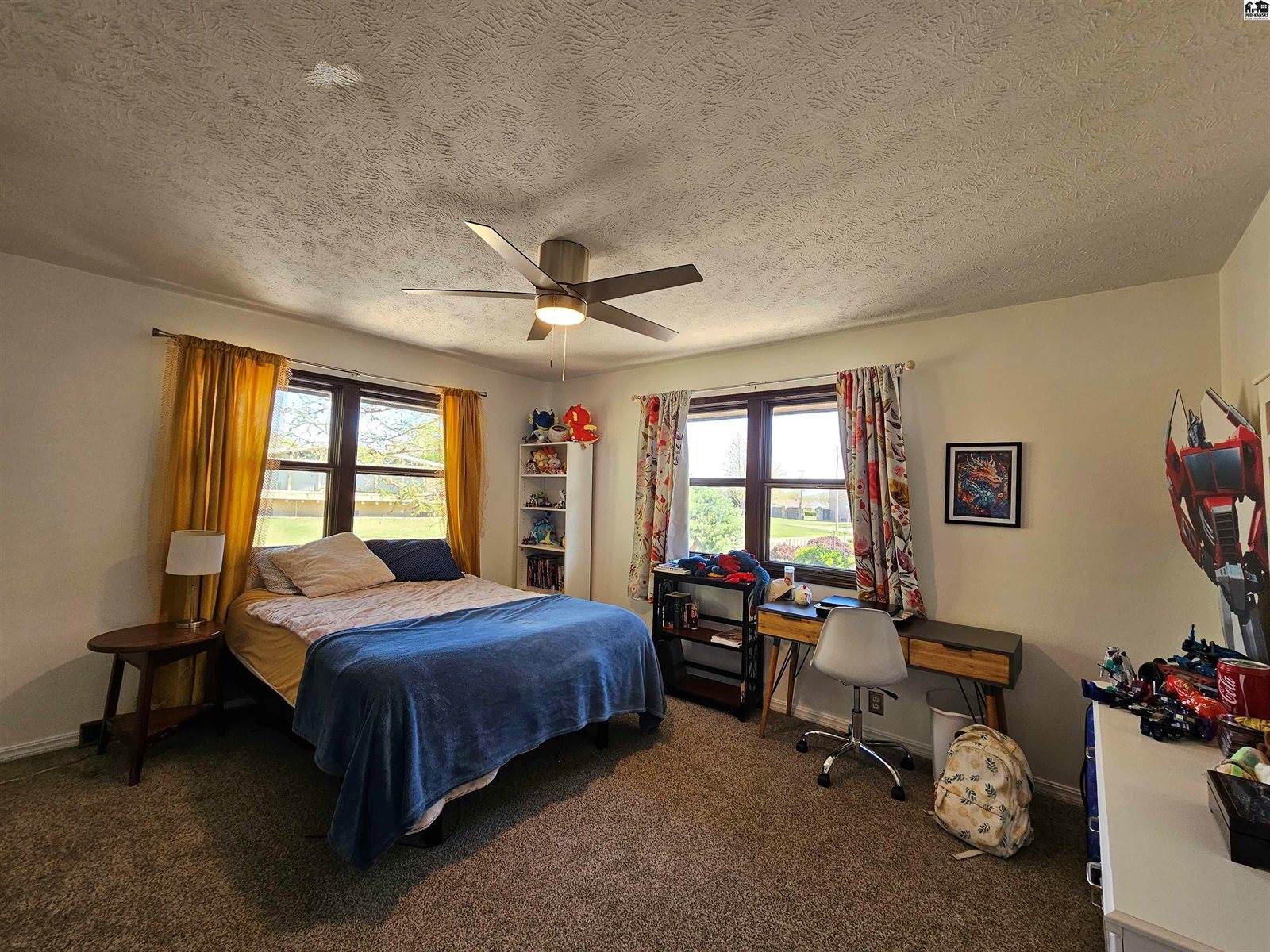 1926 Starlight Dr, Salina, KS 67401