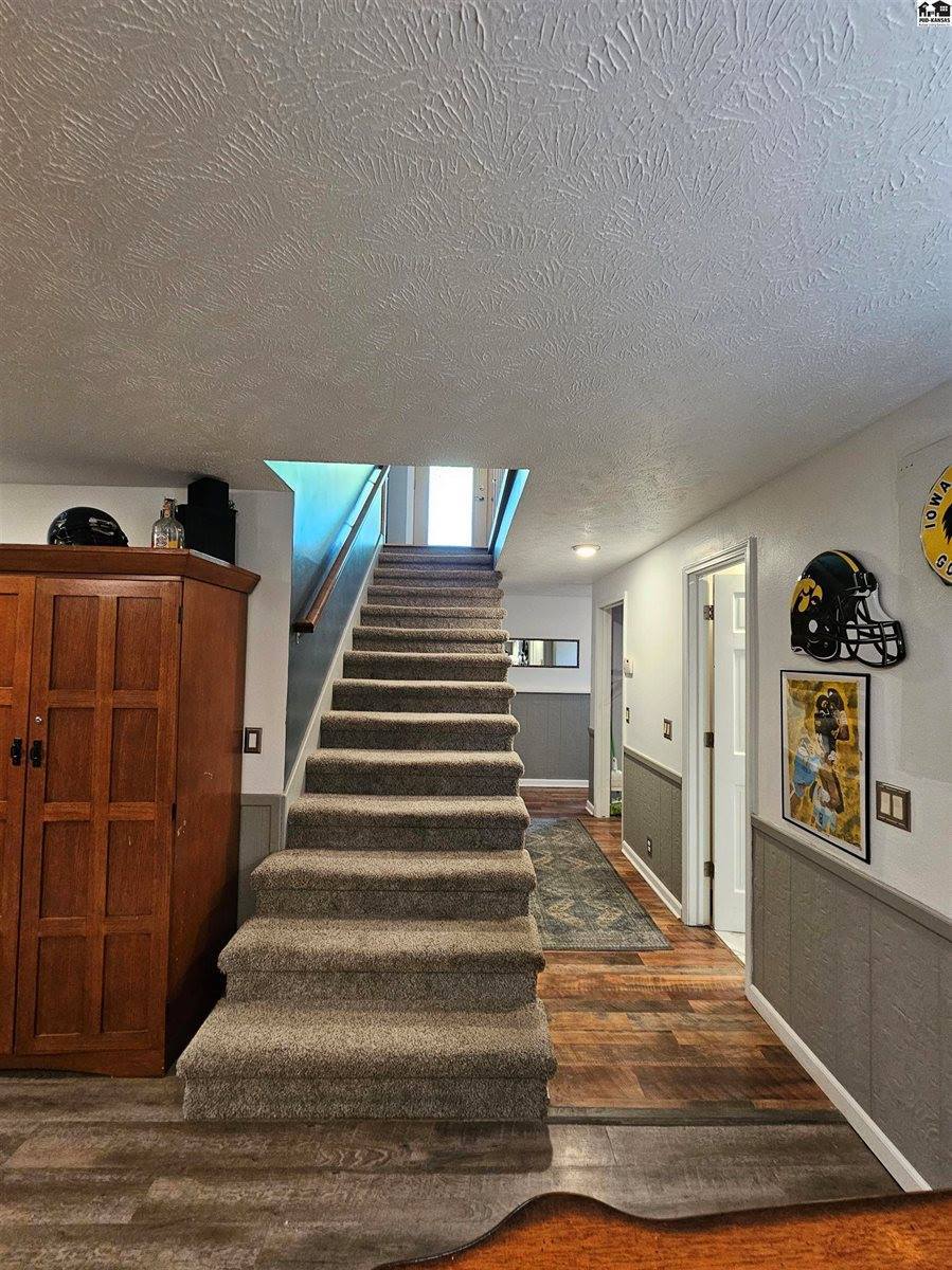 1926 Starlight Dr, Salina, KS 67401