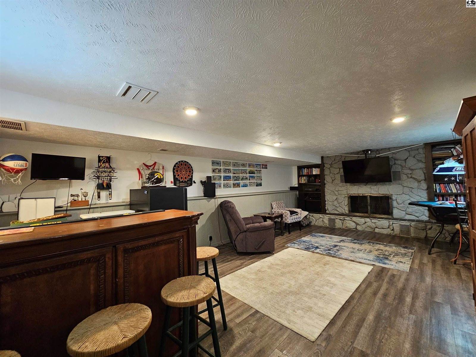 1926 Starlight Dr, Salina, KS 67401