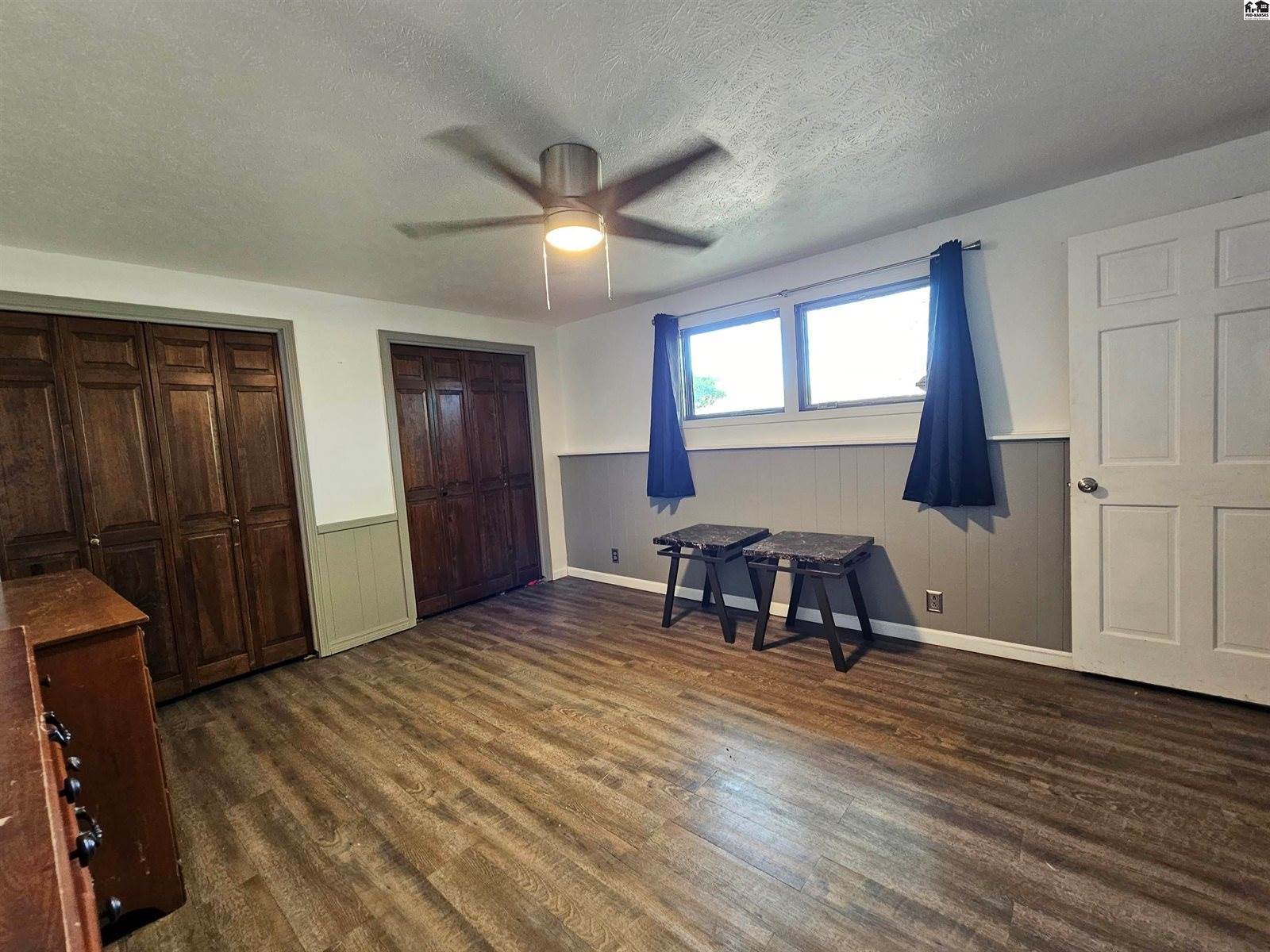 1926 Starlight Dr, Salina, KS 67401