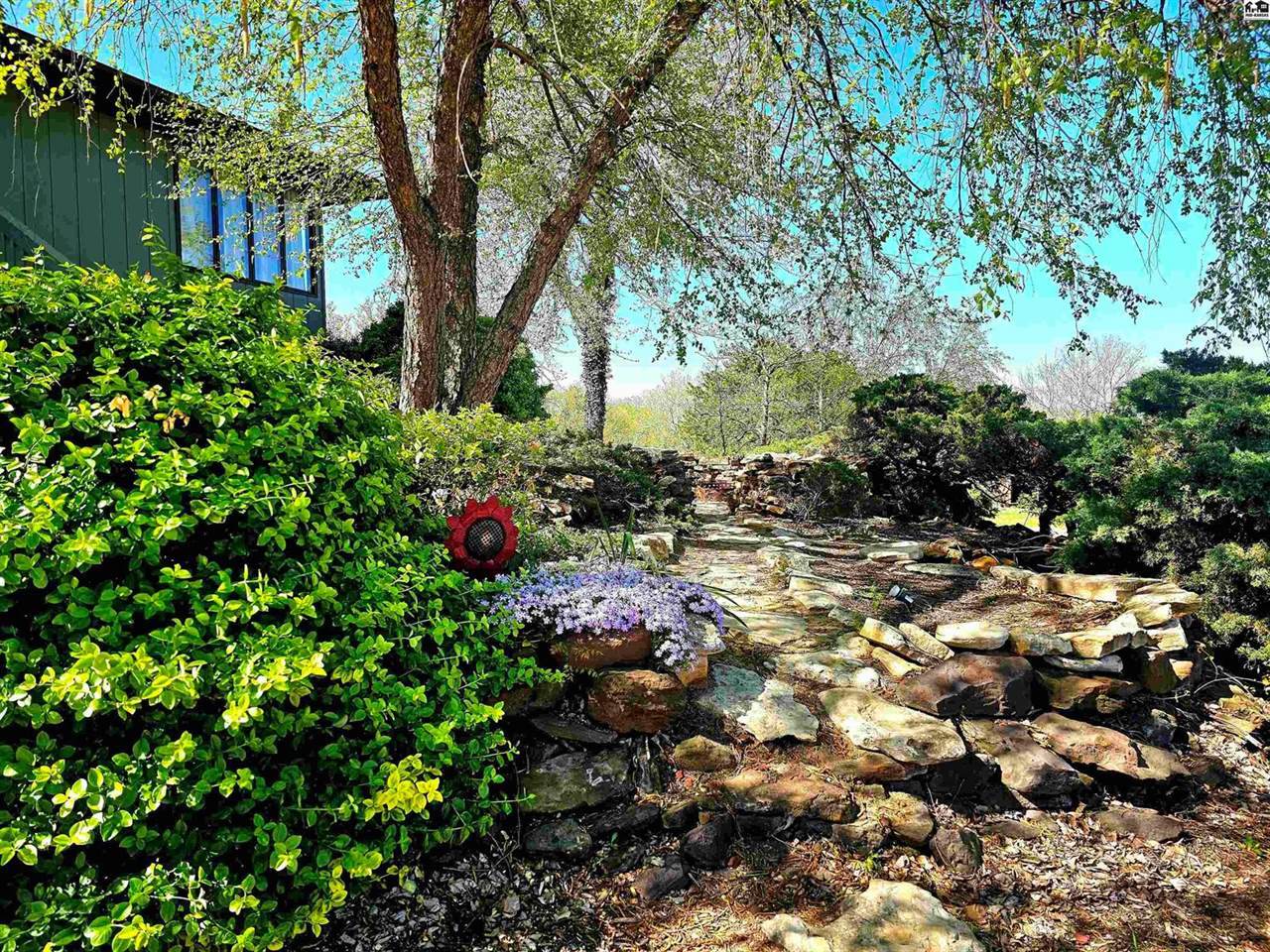 1926 Starlight Dr, Salina, KS 67401