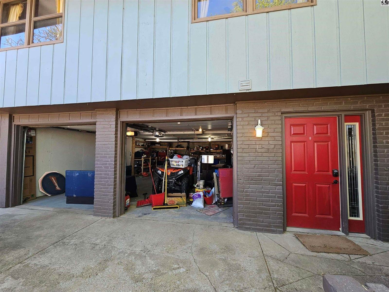 1926 Starlight Dr, Salina, KS 67401