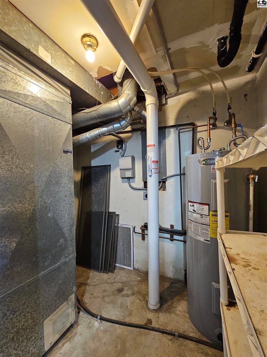 1926 Starlight Dr, Salina, KS 67401