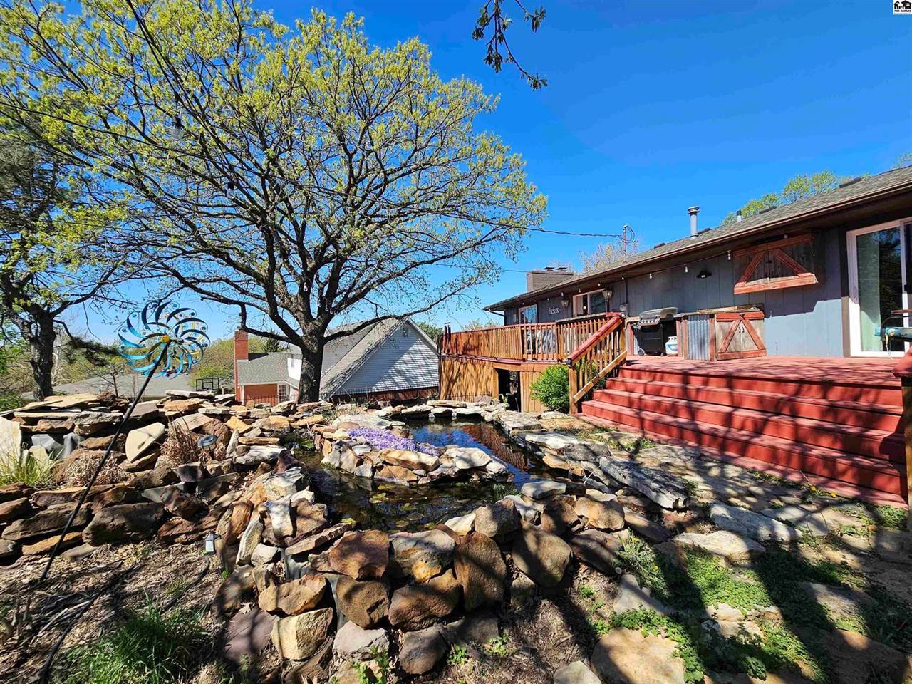 1926 Starlight Dr, Salina, KS 67401