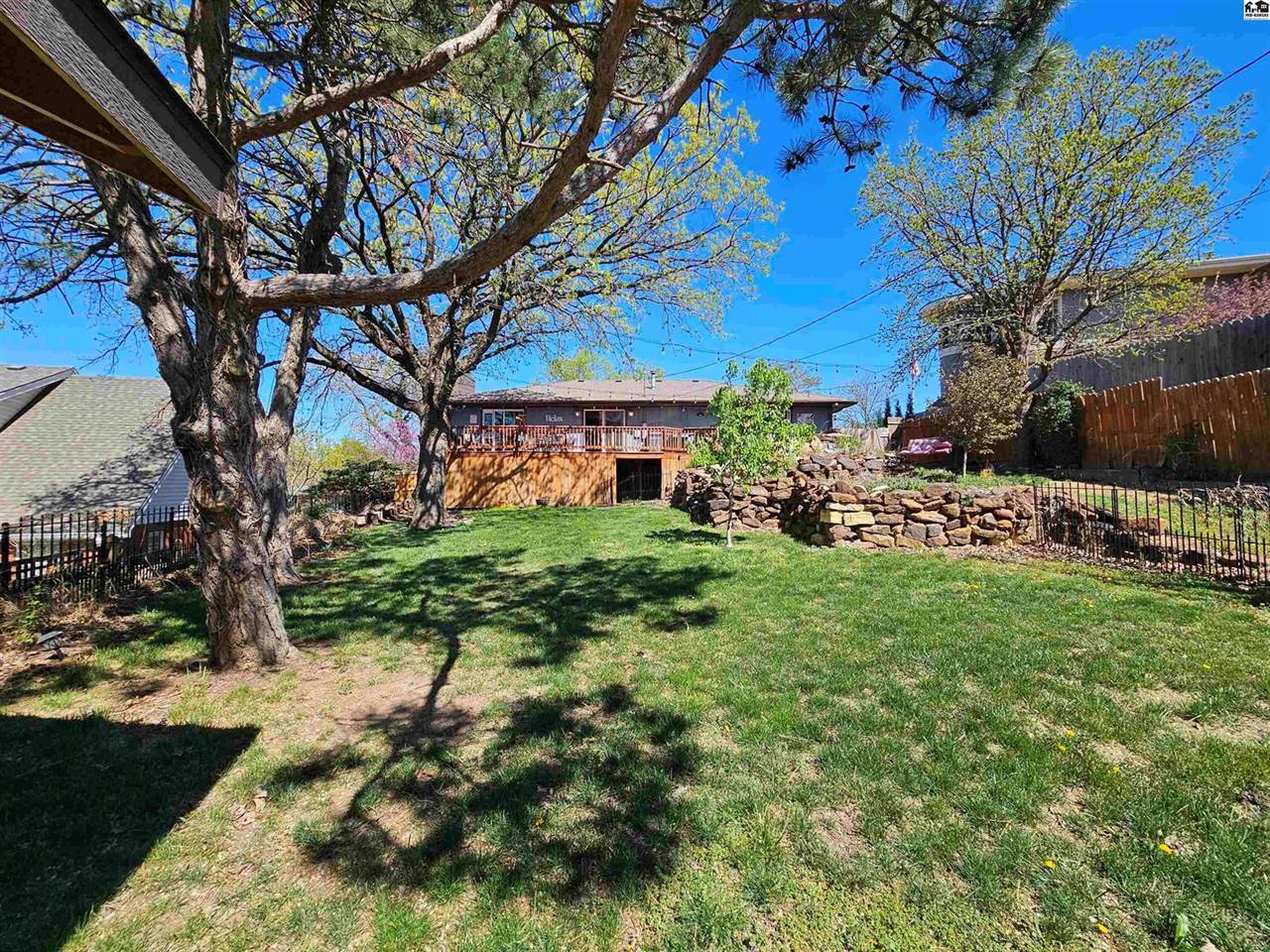 1926 Starlight Dr, Salina, KS 67401