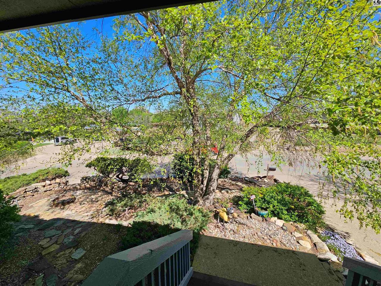 1926 Starlight Dr, Salina, KS 67401