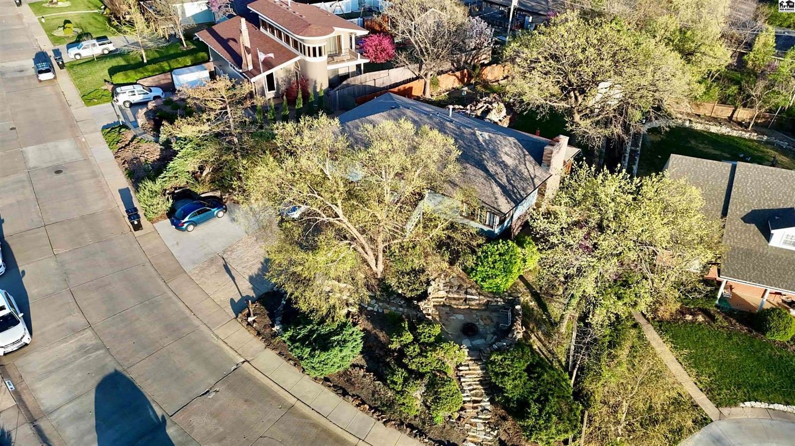 1926 Starlight Dr, Salina, KS 67401