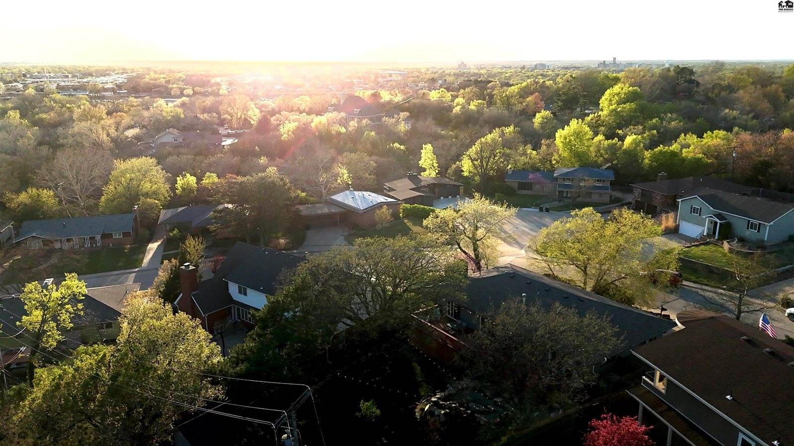 1926 Starlight Dr, Salina, KS 67401