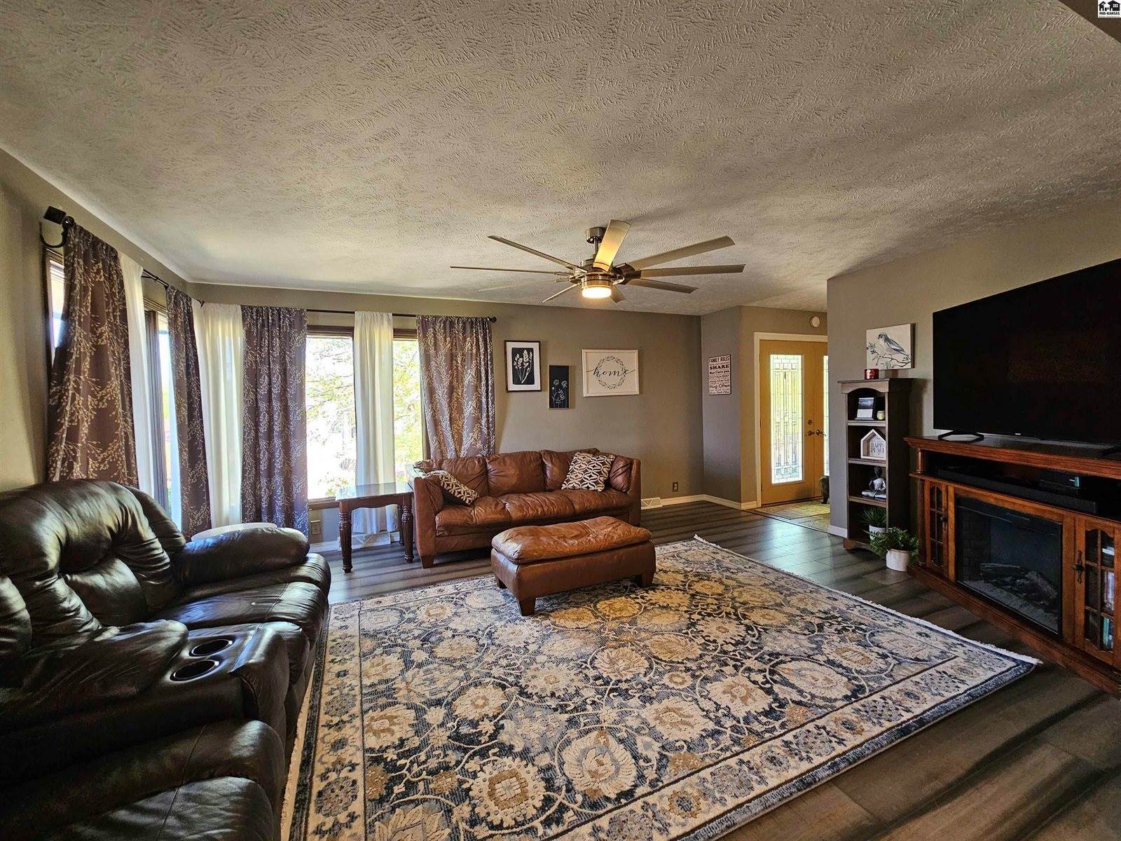 1926 Starlight Dr, Salina, KS 67401