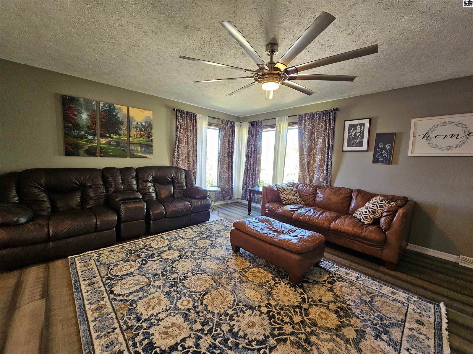 1926 Starlight Dr, Salina, KS 67401