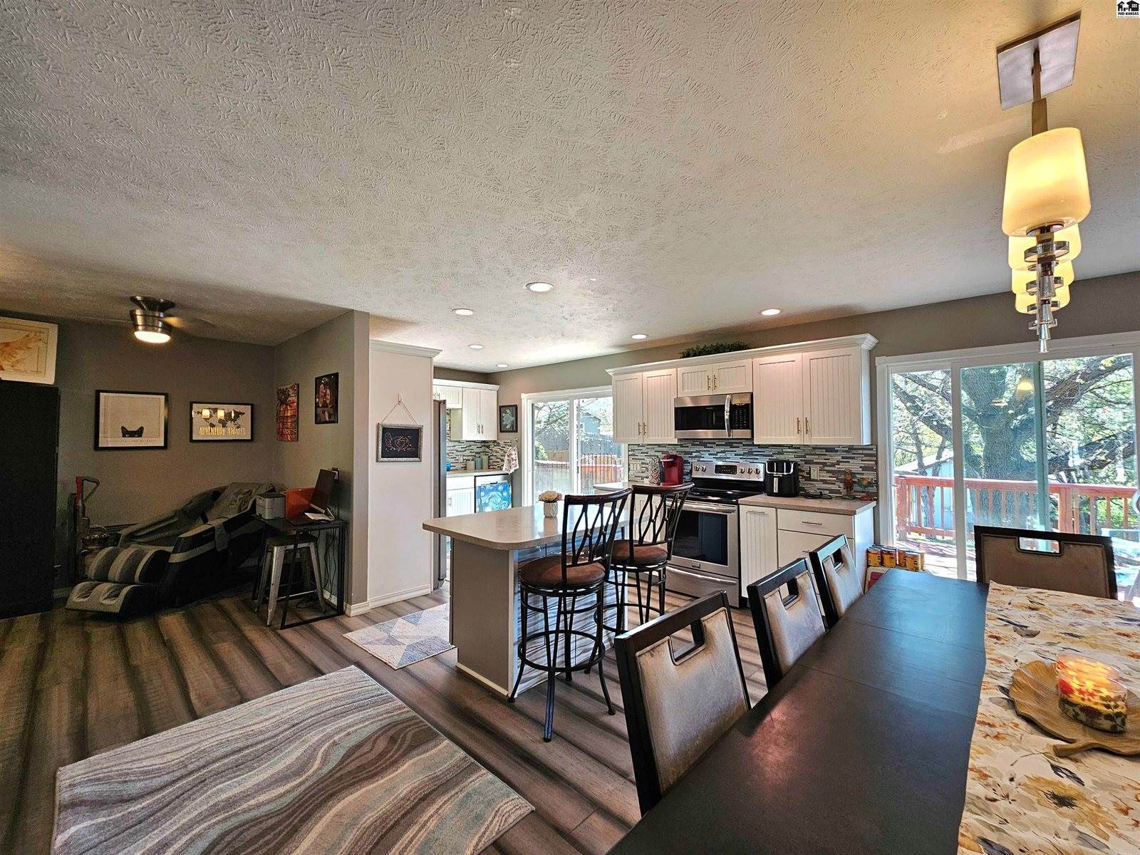 1926 Starlight Dr, Salina, KS 67401