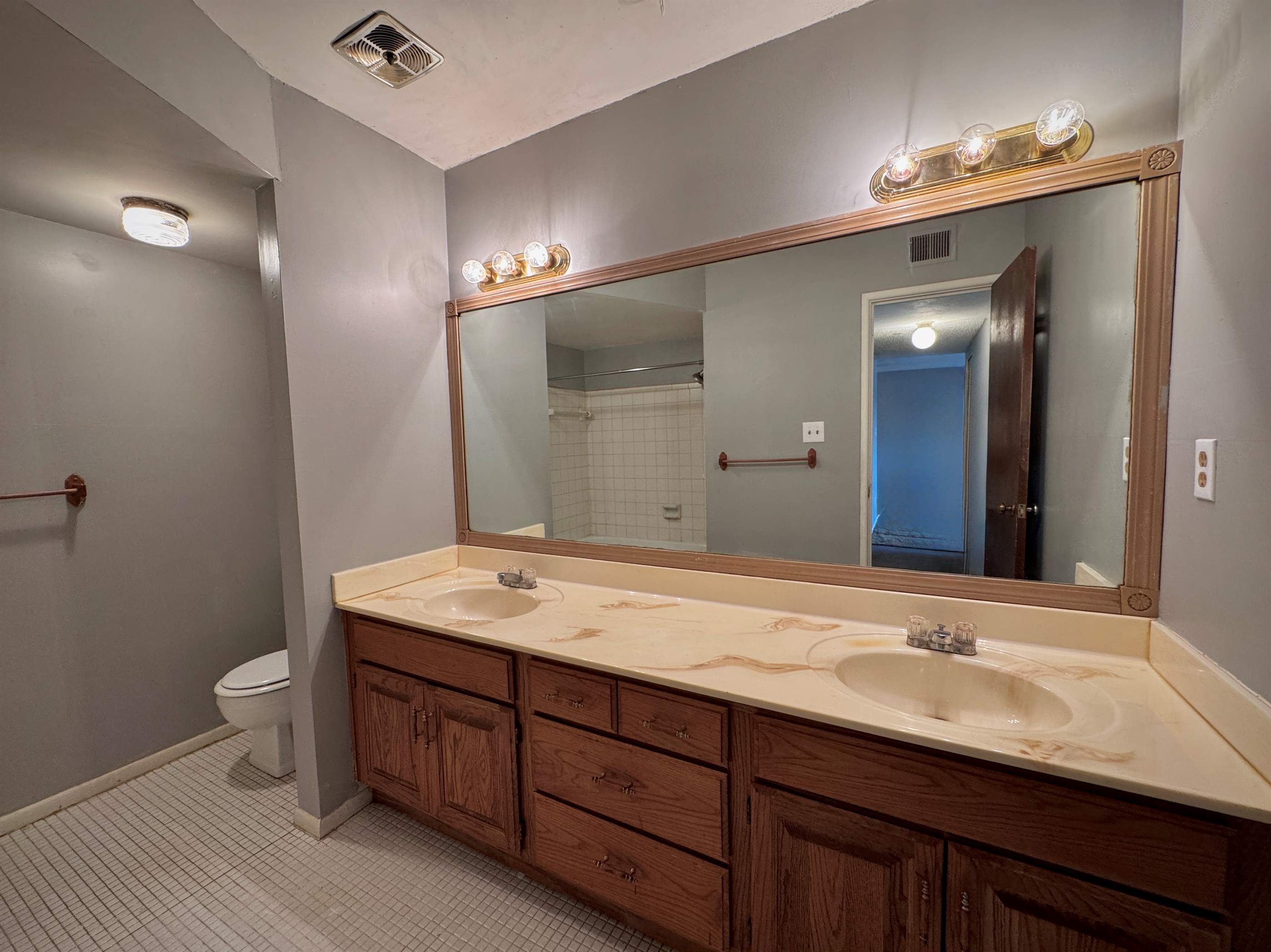 2319 SW Briarwood PLZ, Topeka, KS 66611