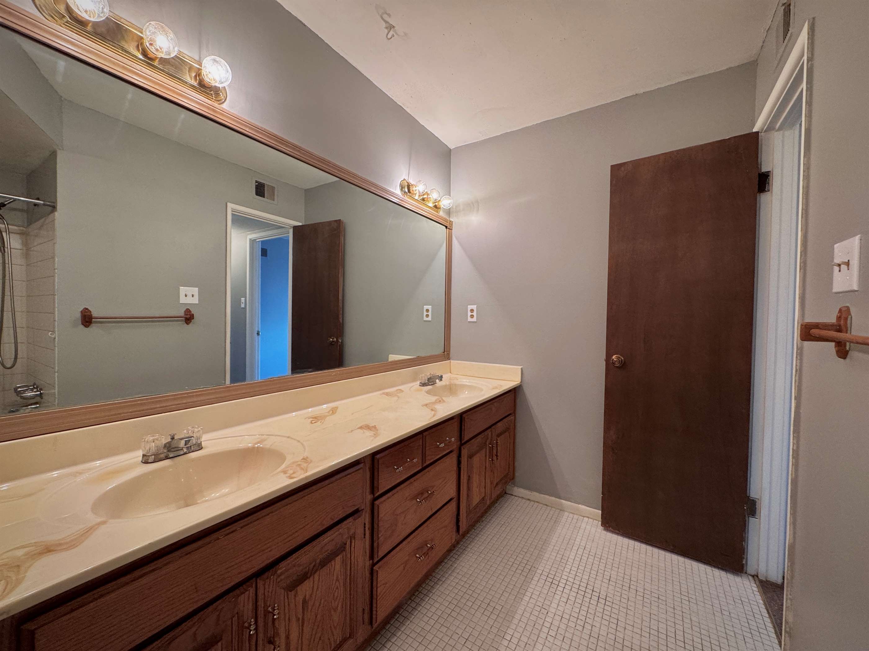 2319 SW Briarwood PLZ, Topeka, KS 66611