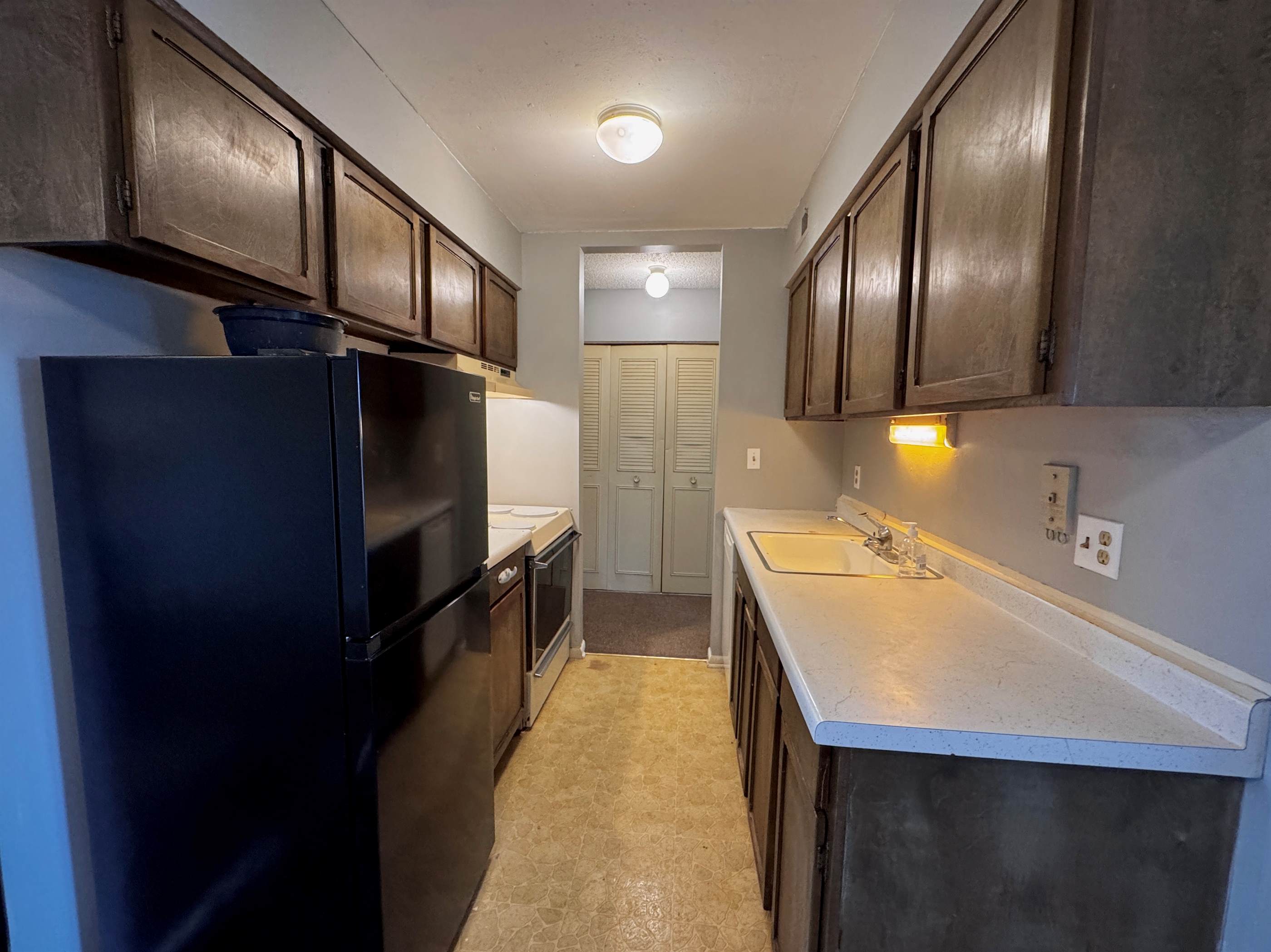 2319 SW Briarwood PLZ, Topeka, KS 66611