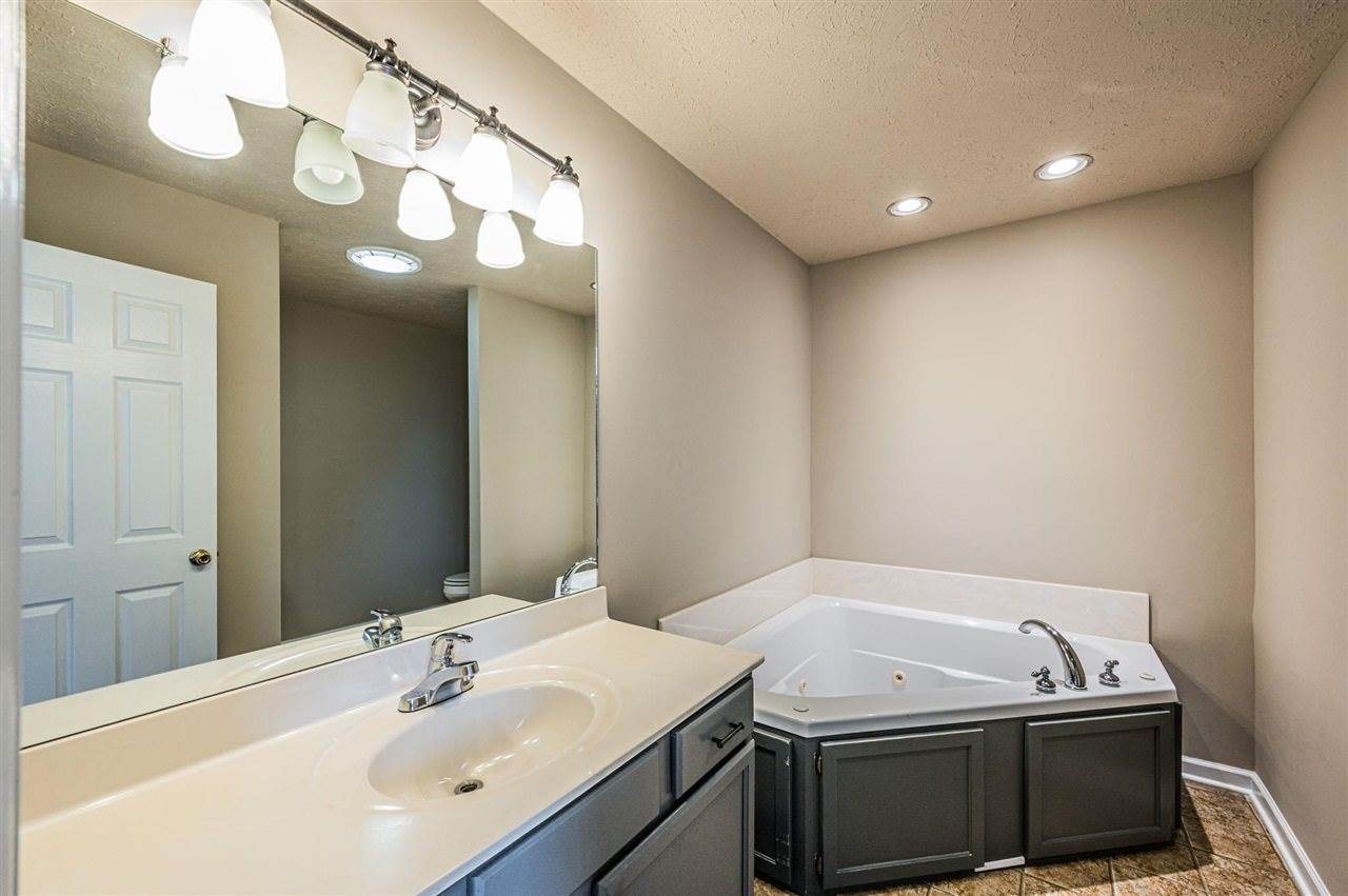 323 Turkey Run Drive, Bowling Green, KY 42101