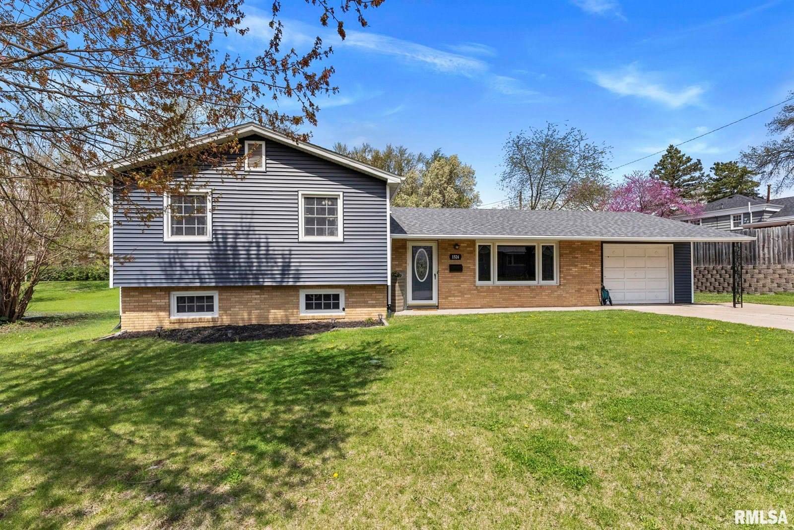 1524 Hickory Lane, Bettendorf, IA 52722