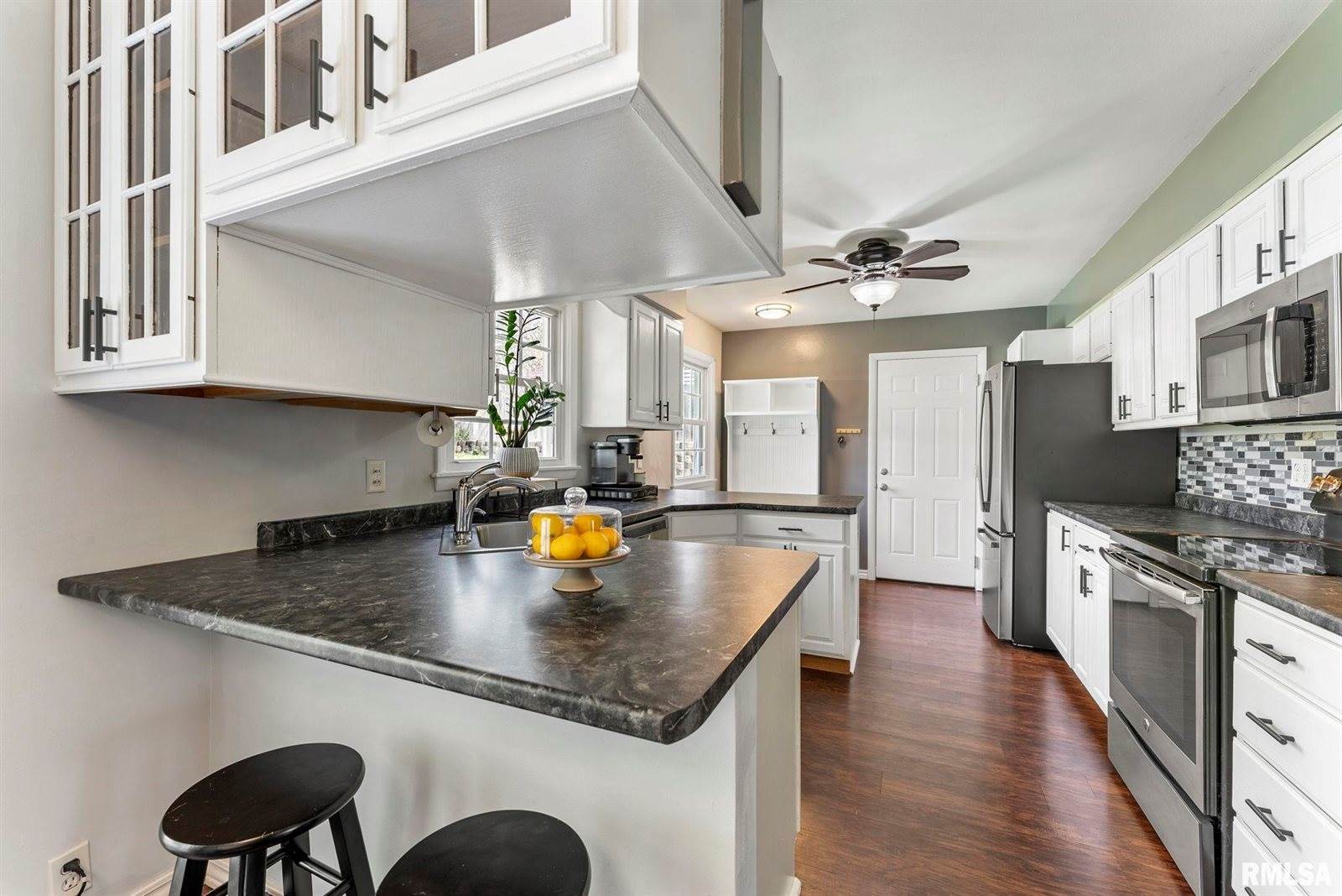 1524 Hickory Lane, Bettendorf, IA 52722