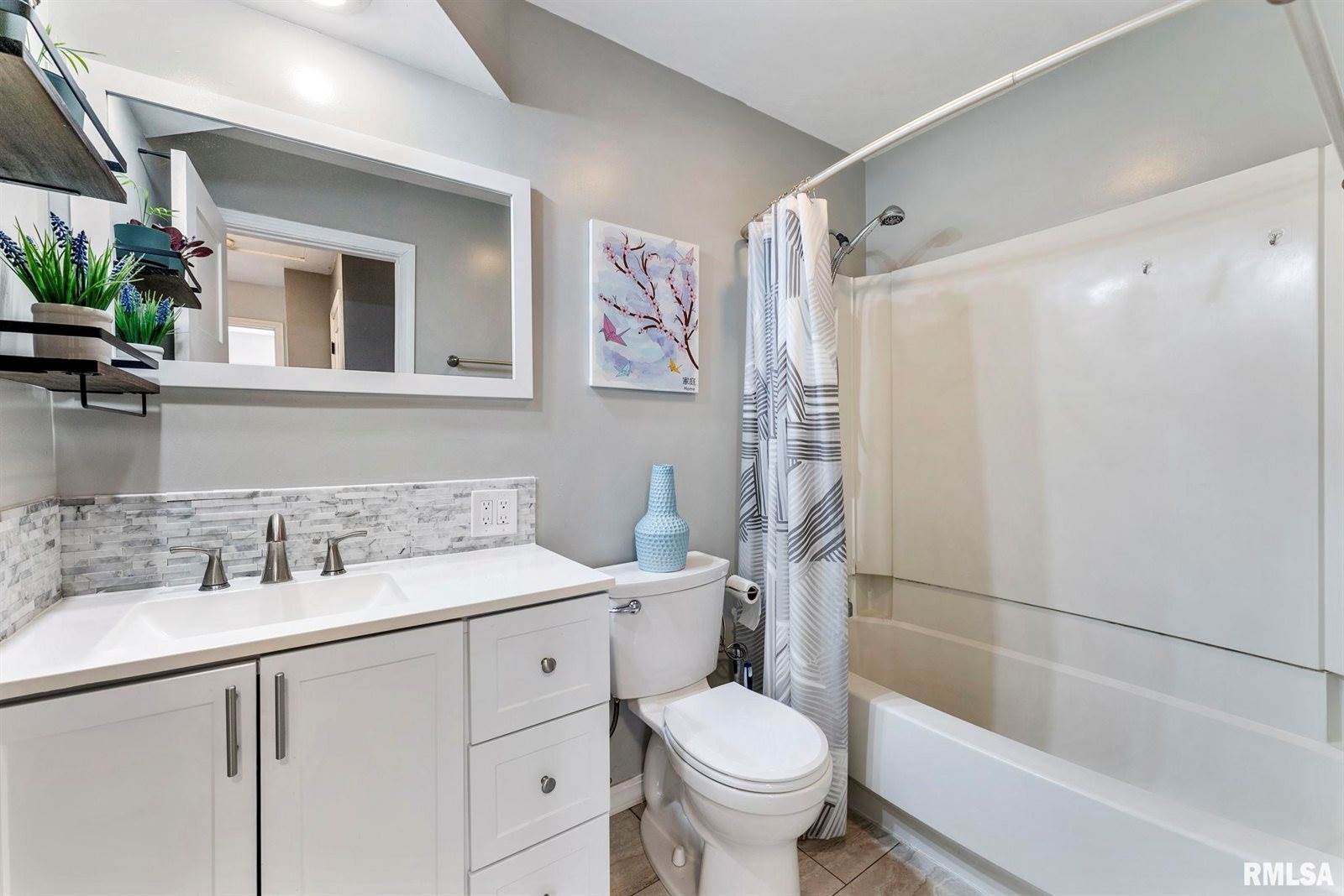 1524 Hickory Lane, Bettendorf, IA 52722