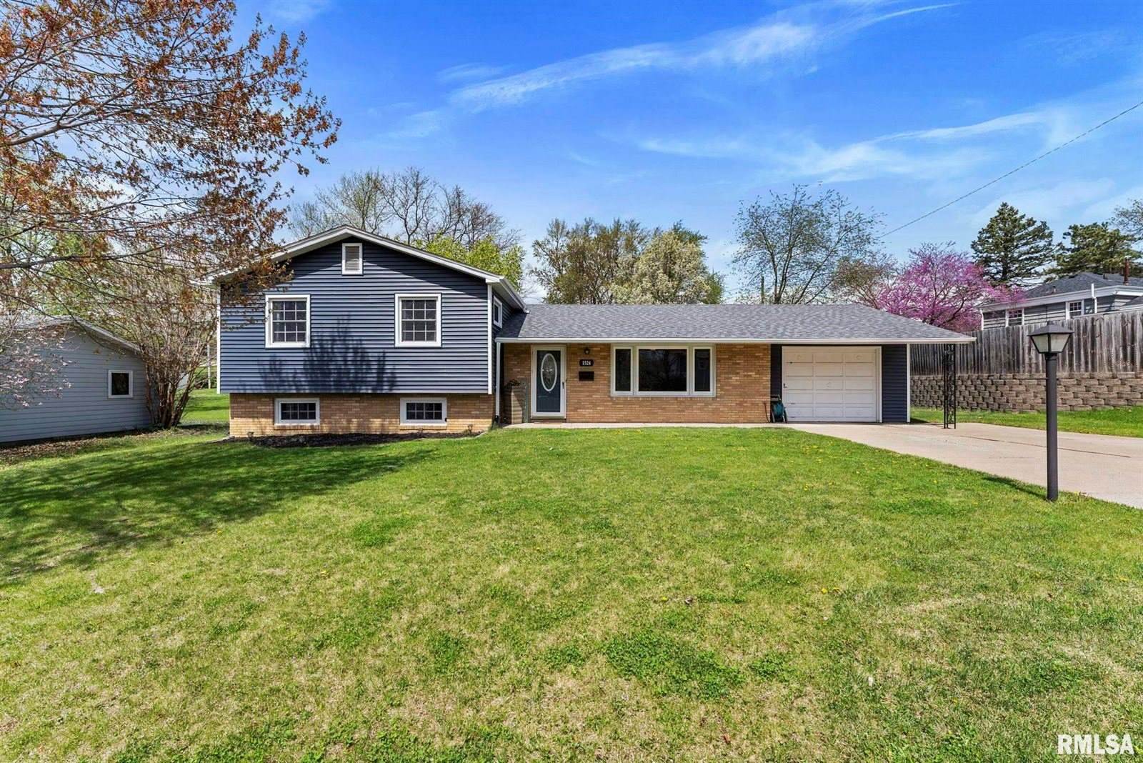 1524 Hickory Lane, Bettendorf, IA 52722