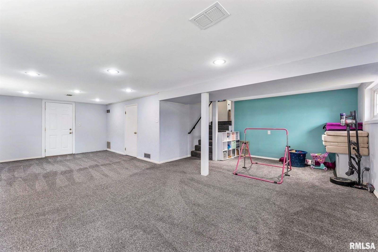 1524 Hickory Lane, Bettendorf, IA 52722