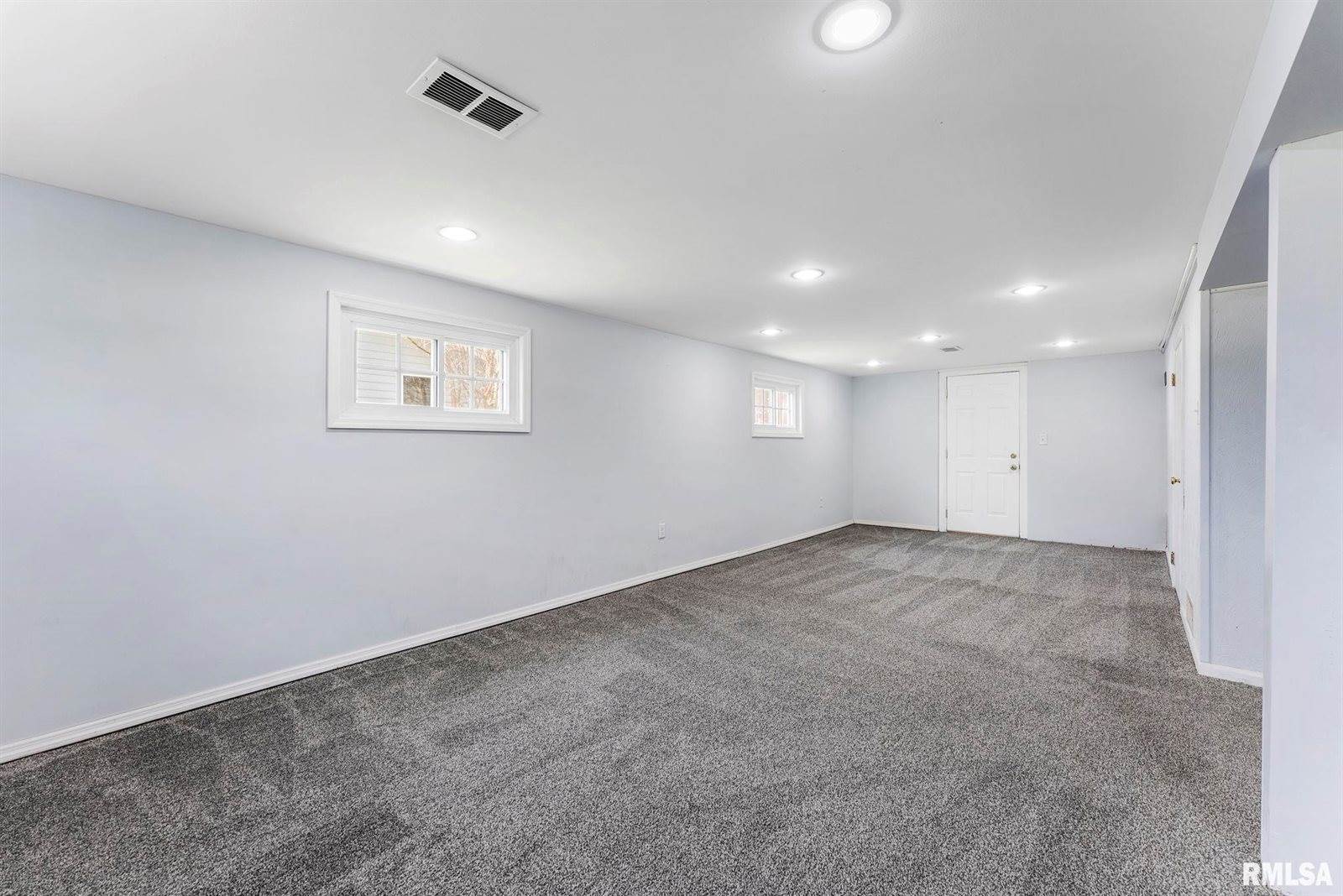 1524 Hickory Lane, Bettendorf, IA 52722