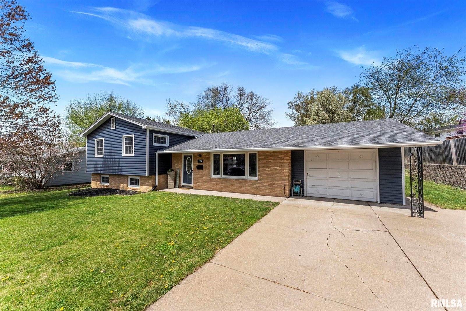 1524 Hickory Lane, Bettendorf, IA 52722