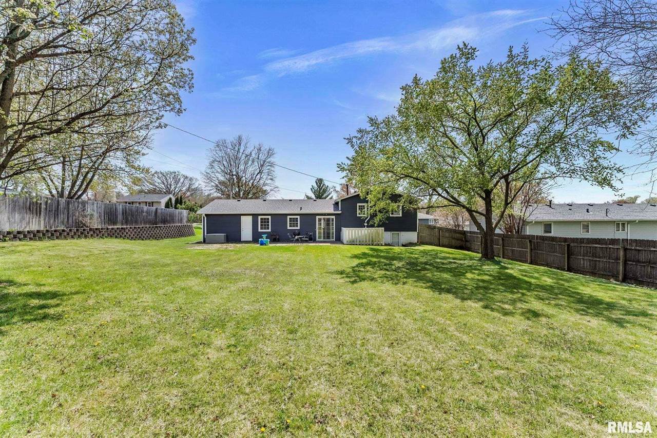 1524 Hickory Lane, Bettendorf, IA 52722