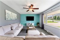 1524 Hickory Lane, Bettendorf, IA 52722