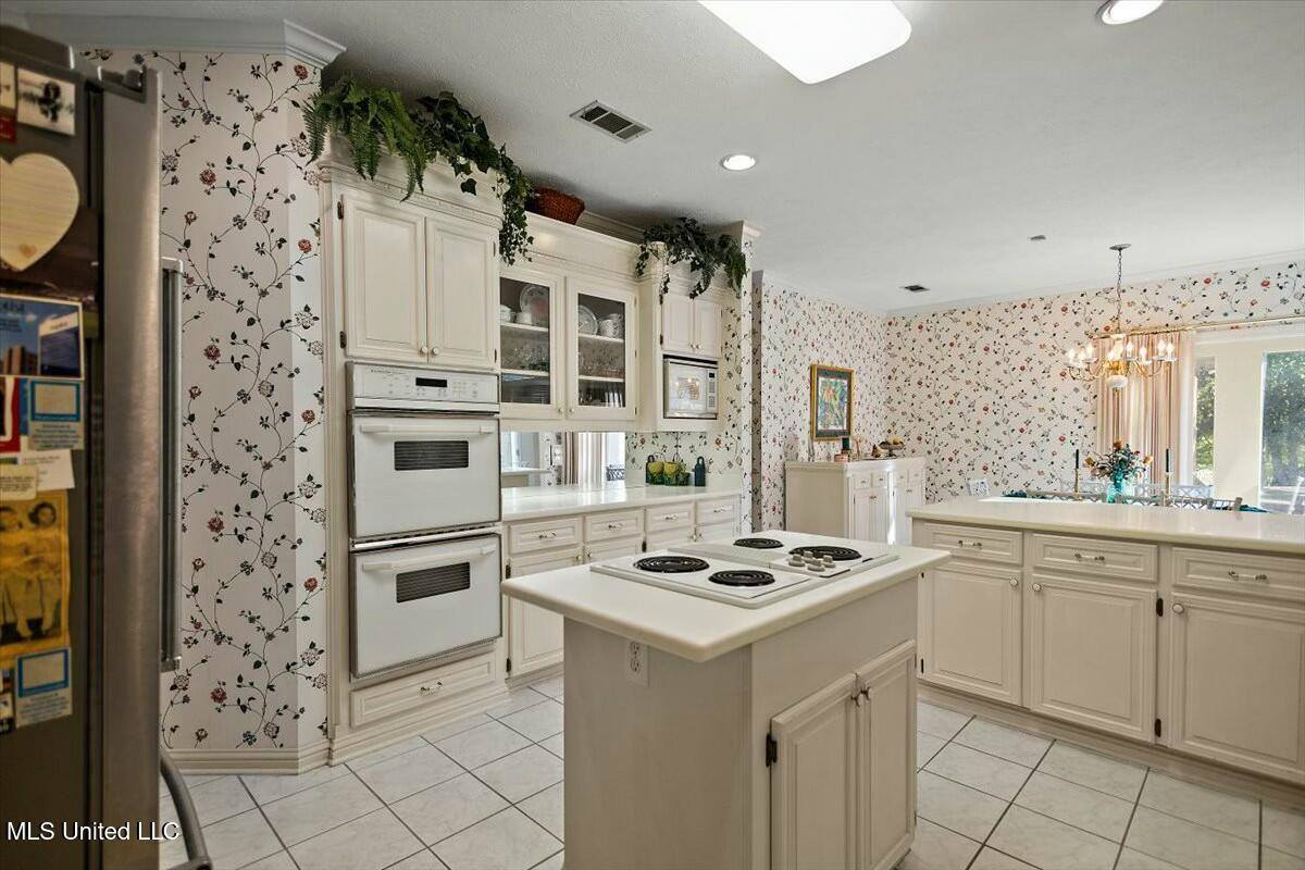 1003 Country Place Drive, Pearl, MS 39208