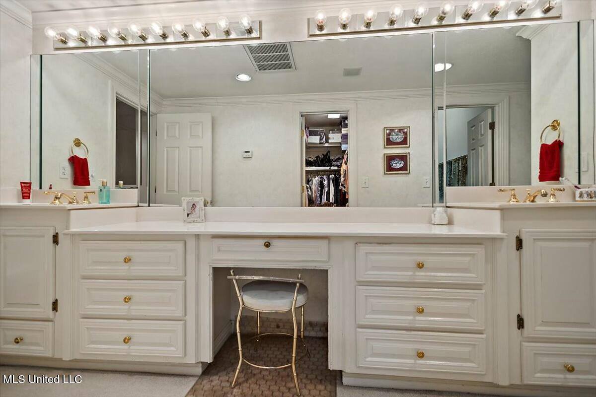 1003 Country Place Drive, Pearl, MS 39208