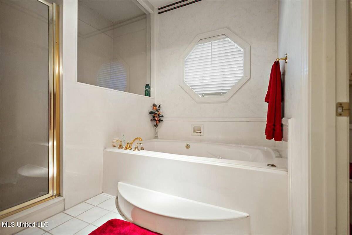 1003 Country Place Drive, Pearl, MS 39208