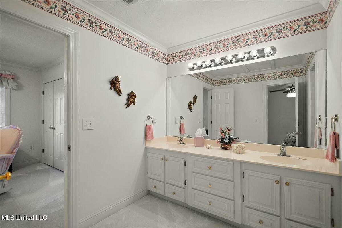 1003 Country Place Drive, Pearl, MS 39208