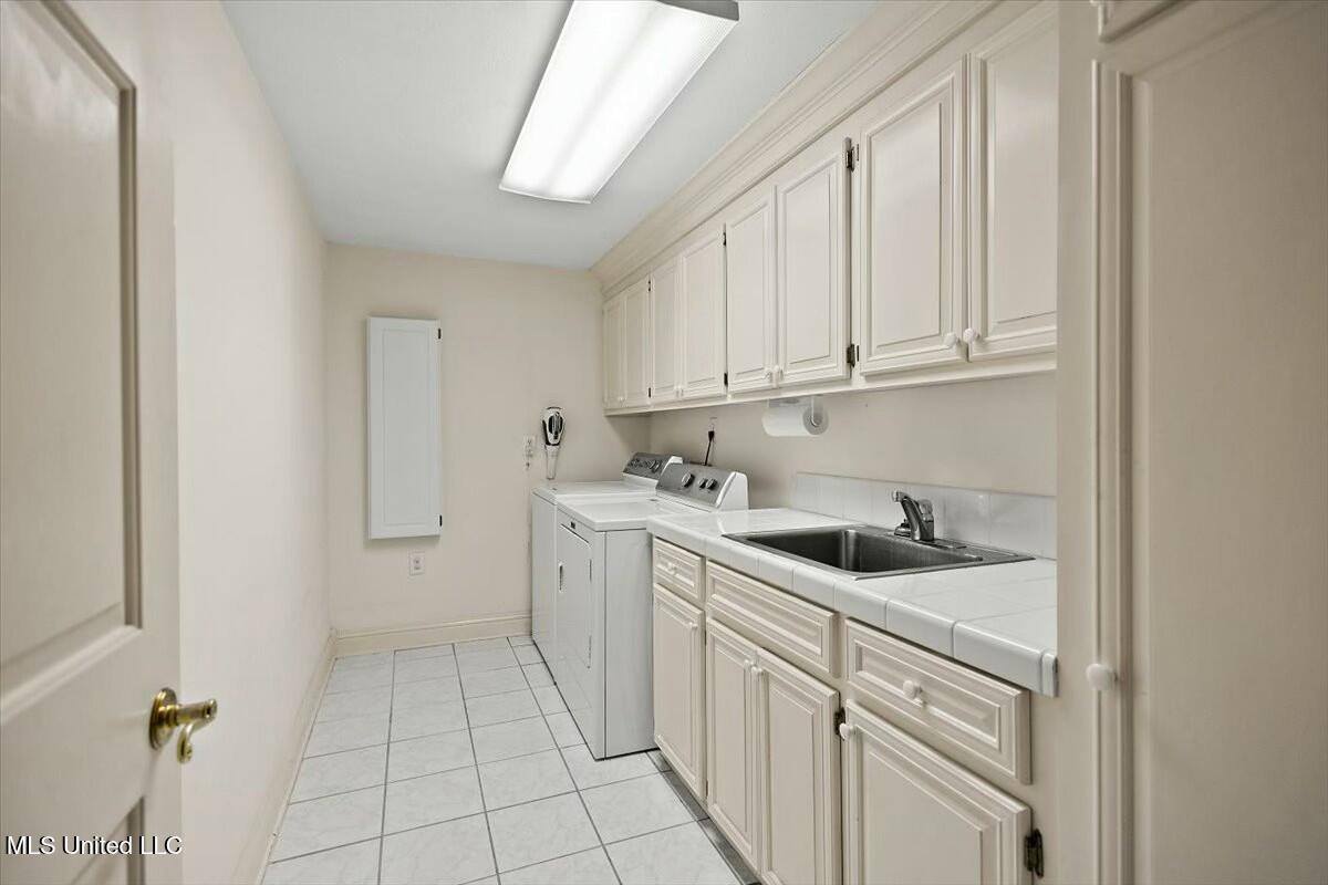 1003 Country Place Drive, Pearl, MS 39208