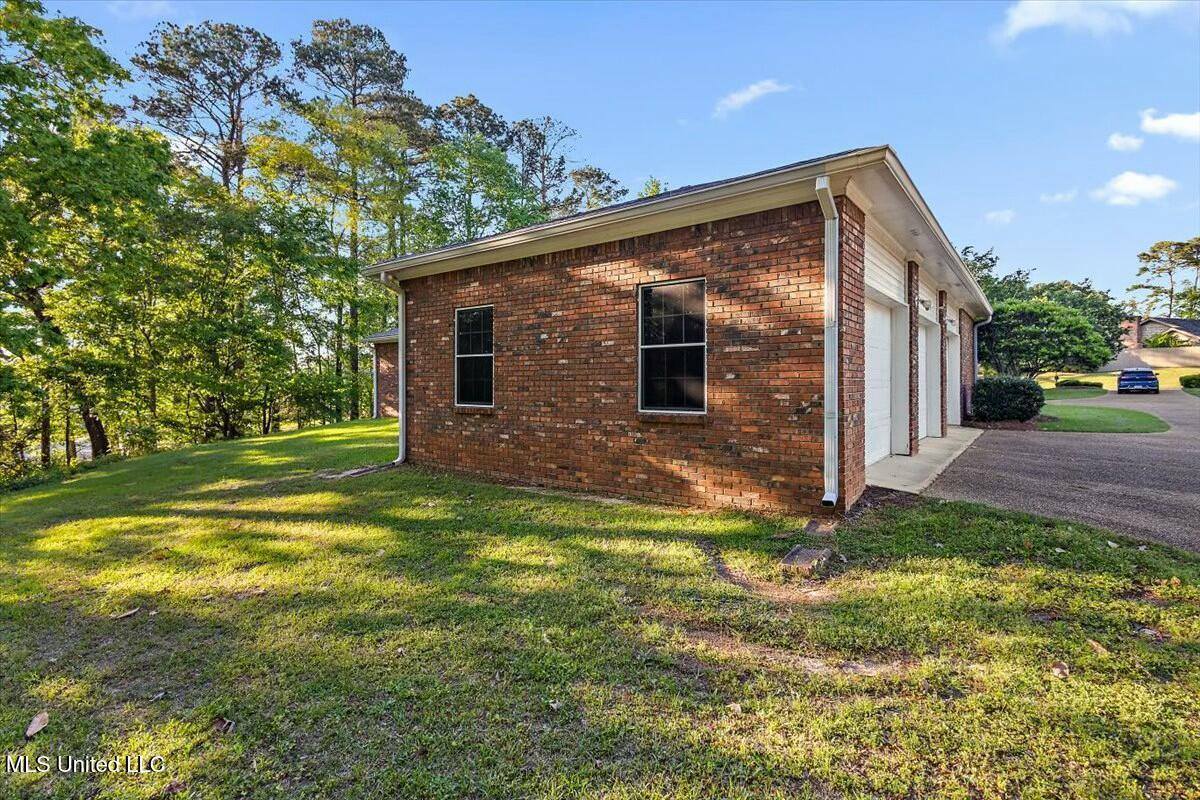 1003 Country Place Drive, Pearl, MS 39208