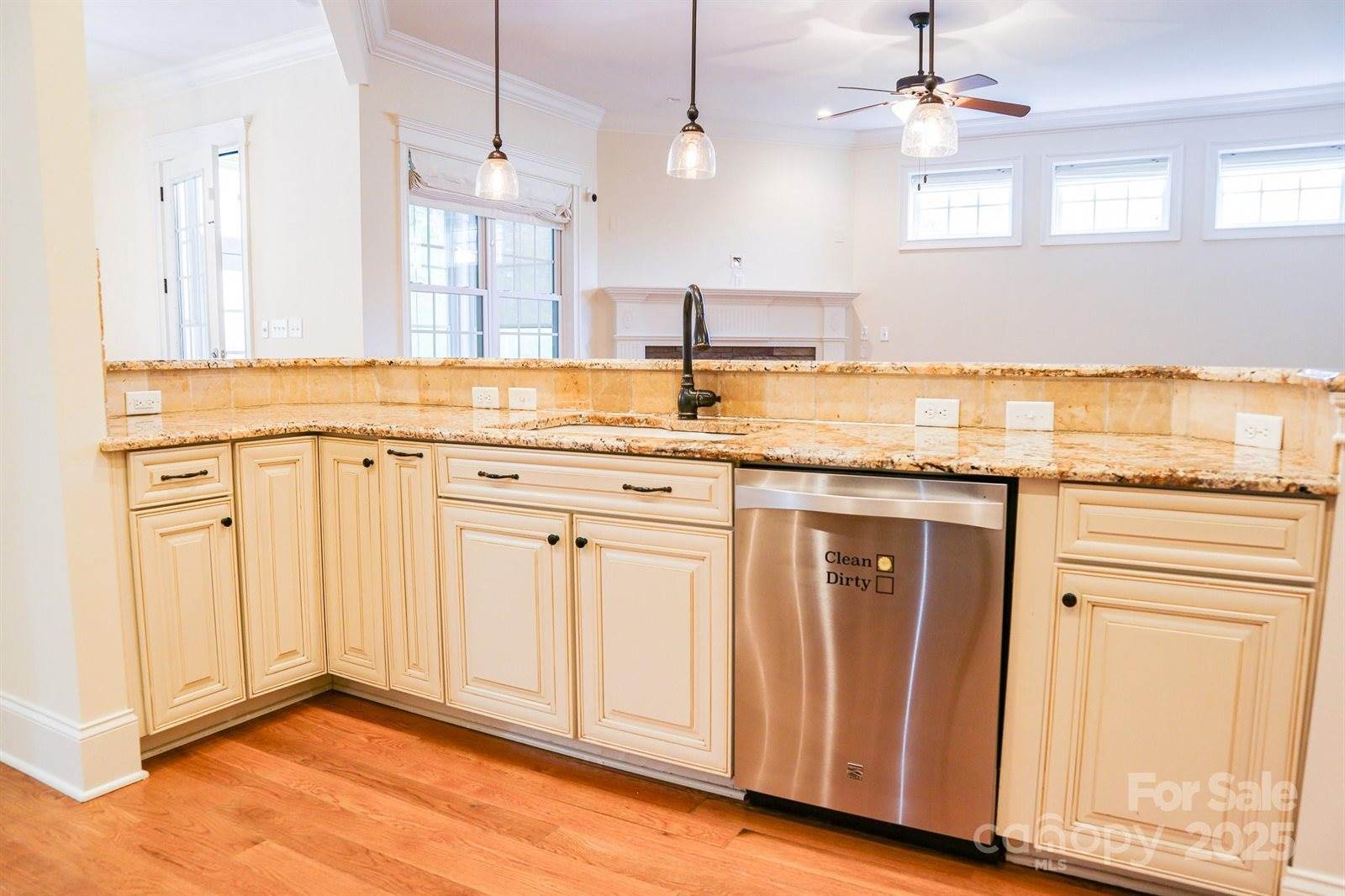 1215 39th Avenue NE, Hickory, NC 28601