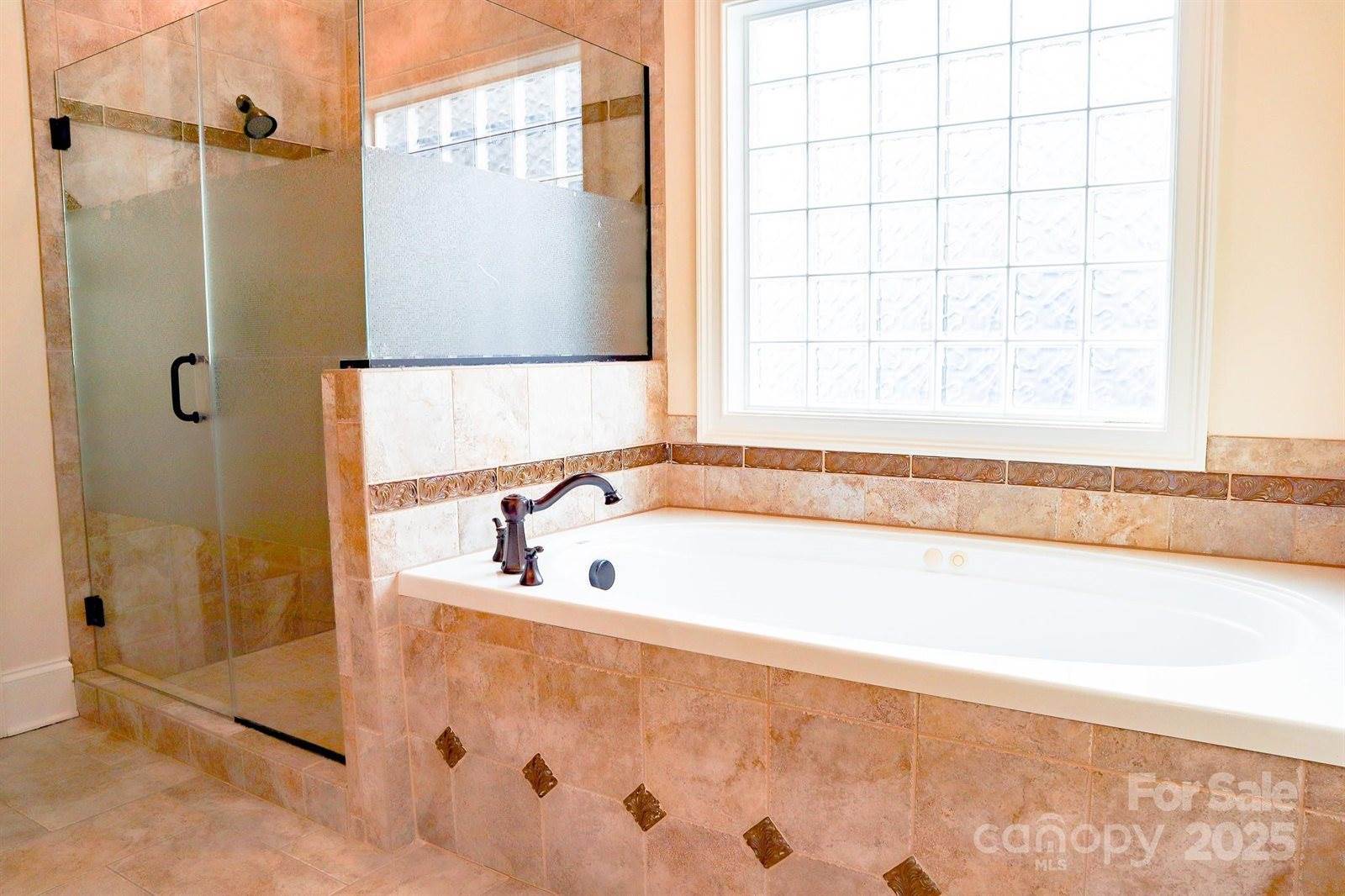 1215 39th Avenue NE, Hickory, NC 28601